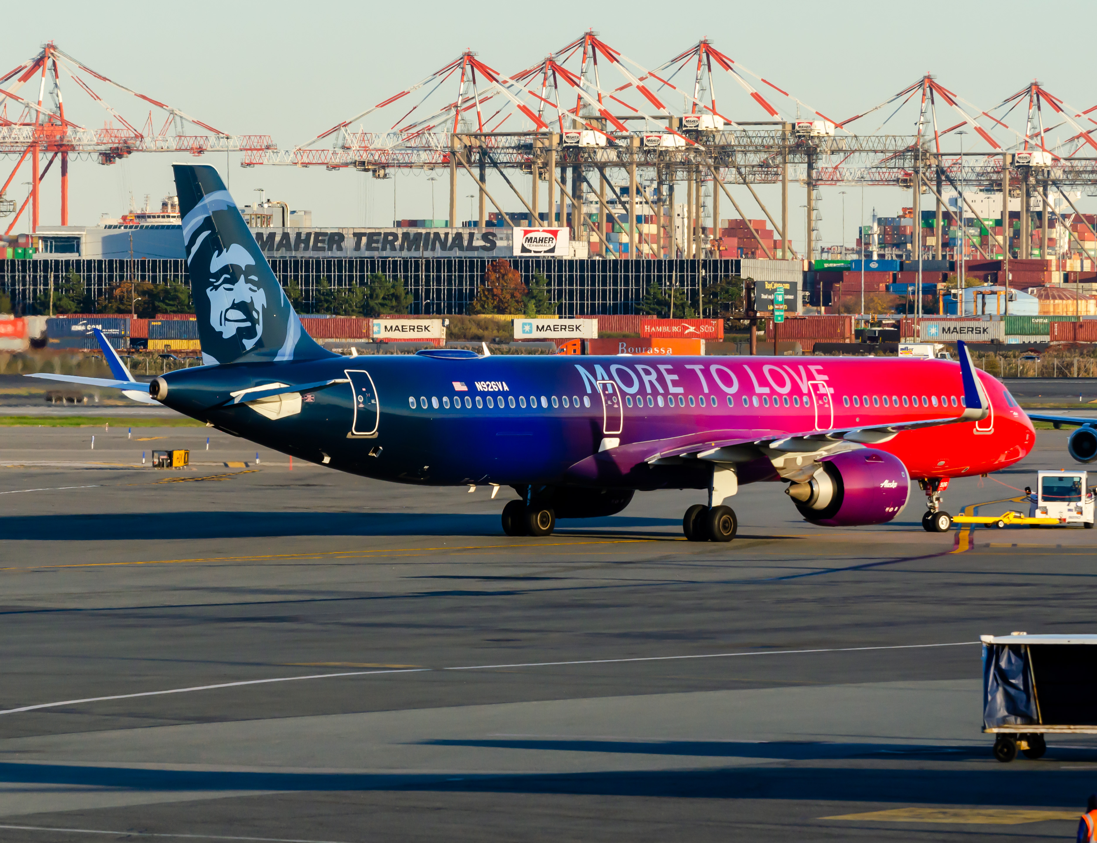 Full size: Alaska Airlines Airbus A321NEO N926VA at Newark Liberty International Airport