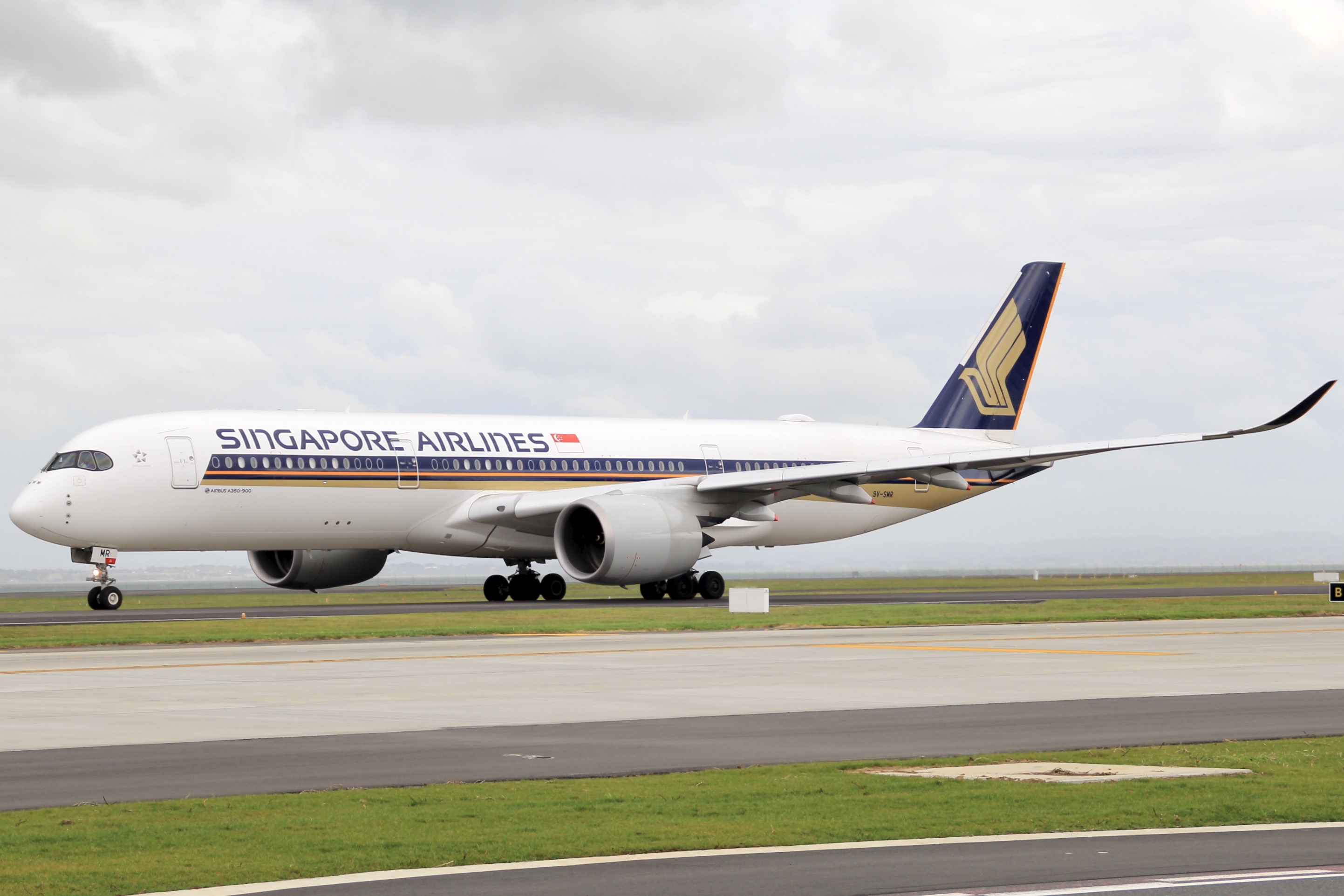 Full size: Singapore Airlines Airbus A350-900 9V-SMR at Auckland International Airport