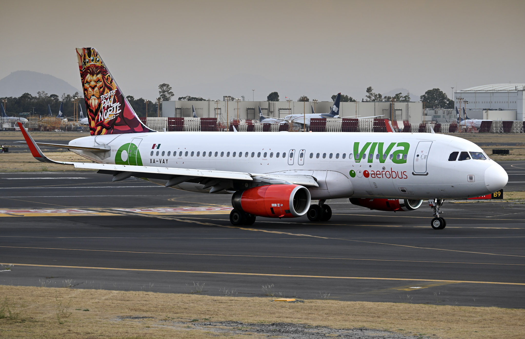 Full size: VivaAerobus Airbus A320 XA-VAY at Mexico City International Airport