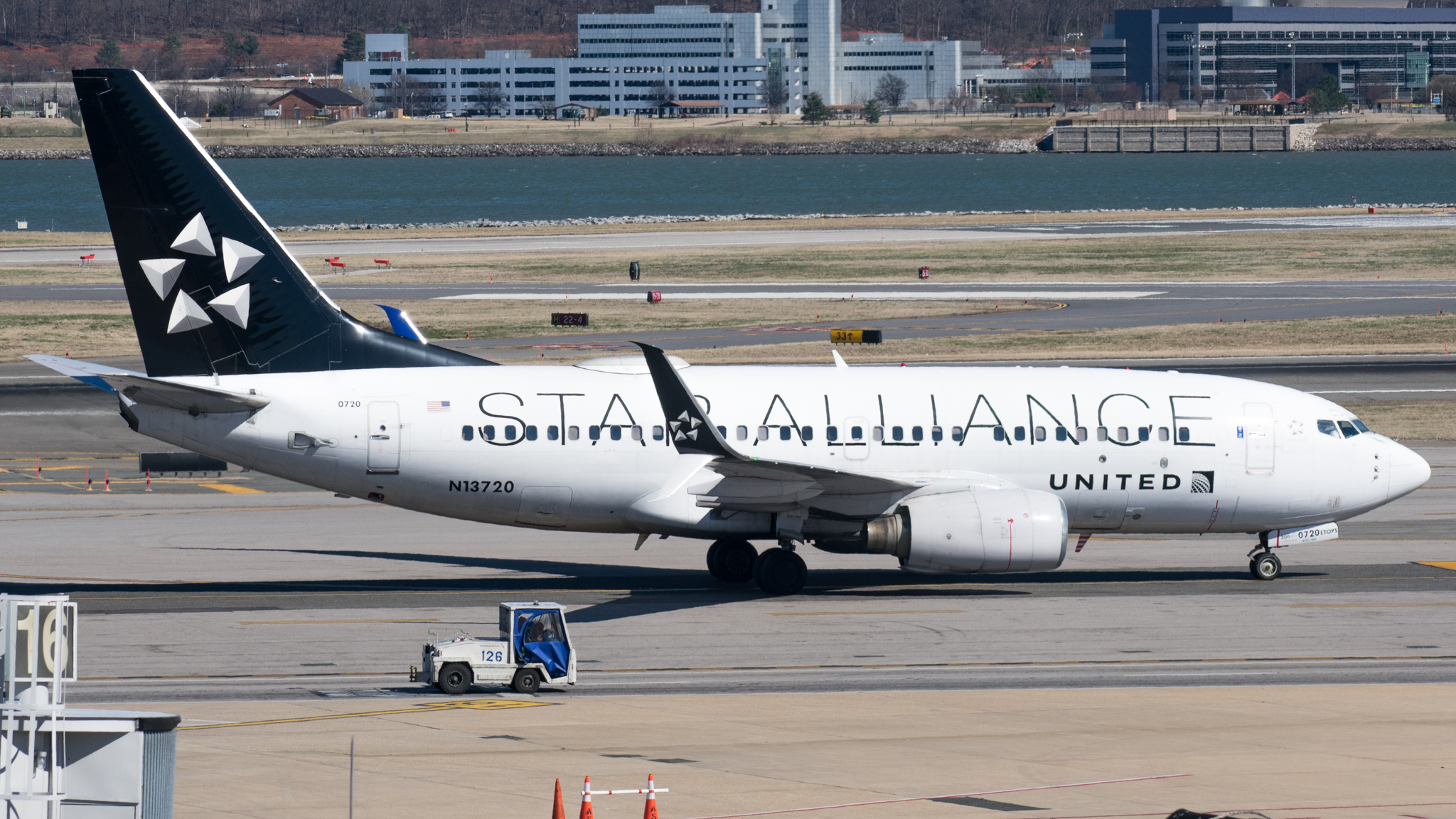 Full size: United Airlines Boeing 737-700 N13720 at Ronald Reagan National Airport