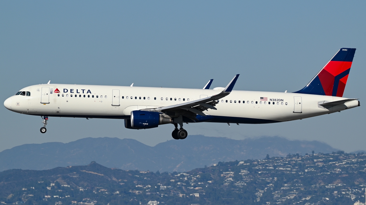 Full size: Delta Airlines Airbus A321-200 N382DN at Los Angeles International Airport