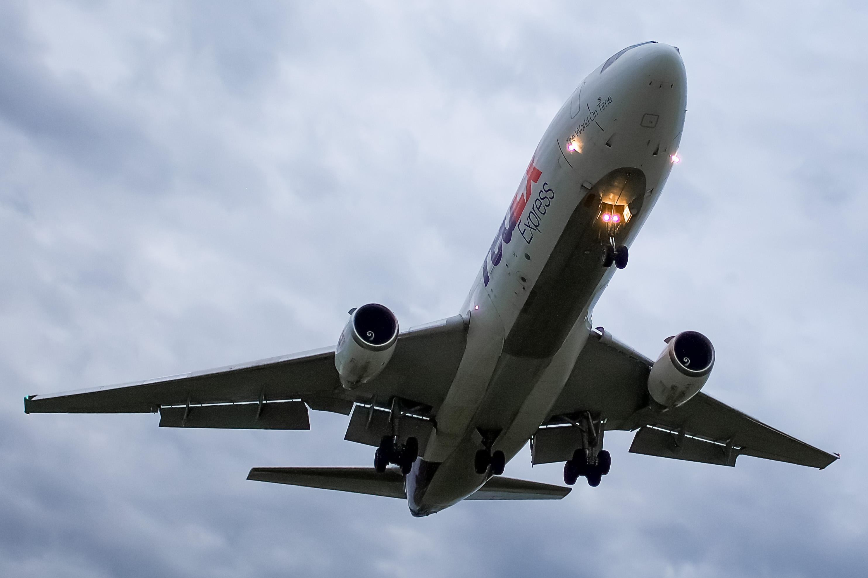 Full size: FedEx McDonnell Douglas DC-10F N319FE at General Mitchell International Airport
