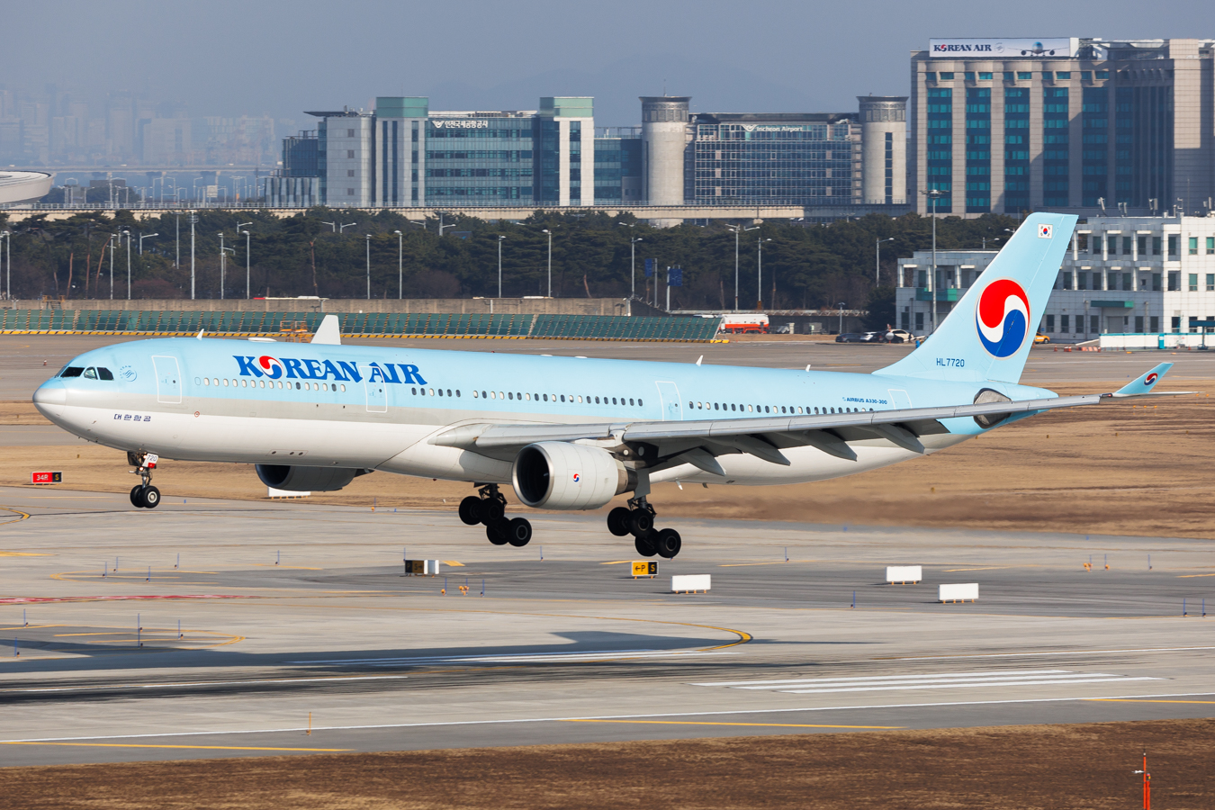 Full size: Korean Air Airbus A330-300 HL7720 at Seoul-Incheon International Airport