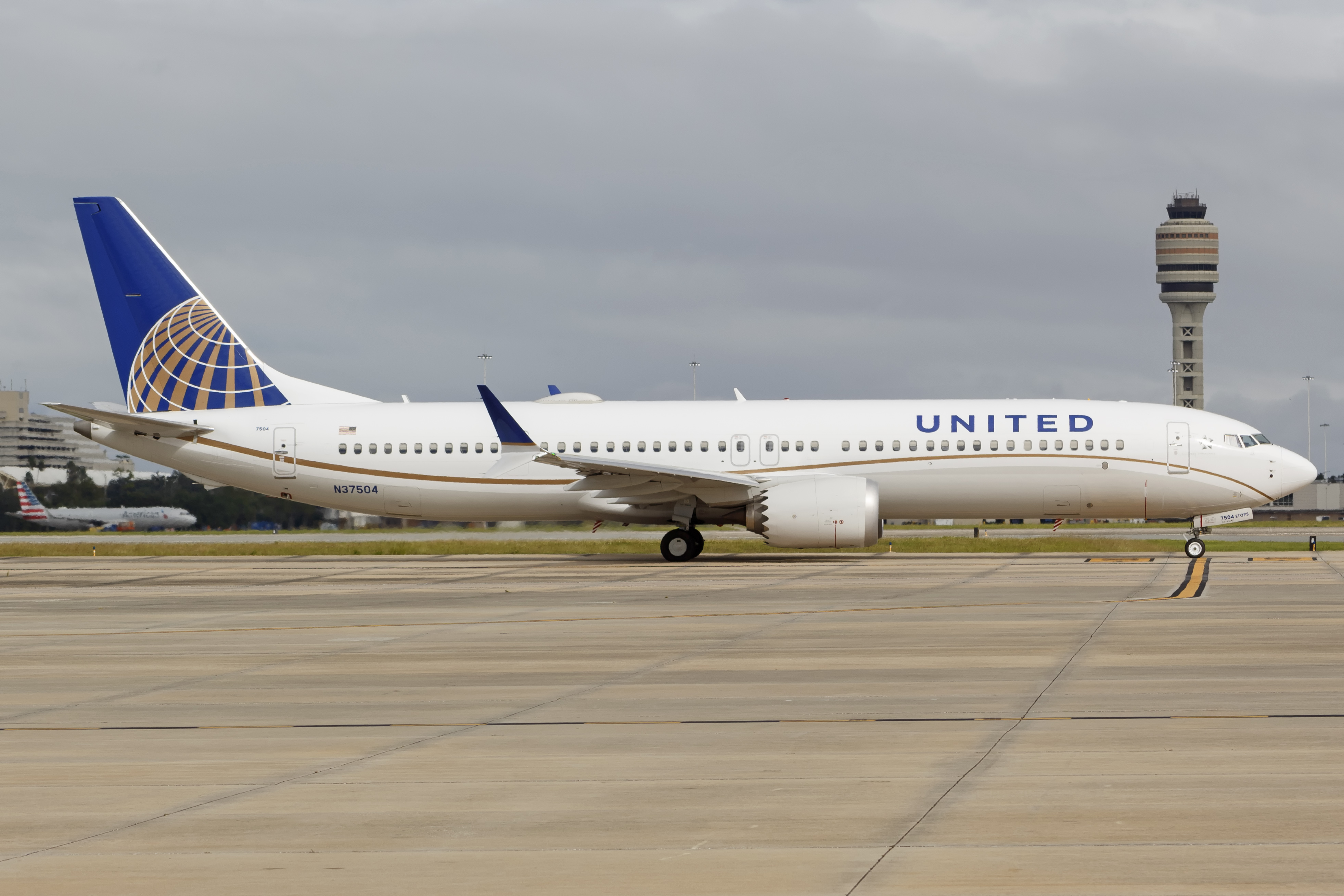 Full size: United Airlines Boeing 737 MAX 9 N37504 at Orlando International Airport