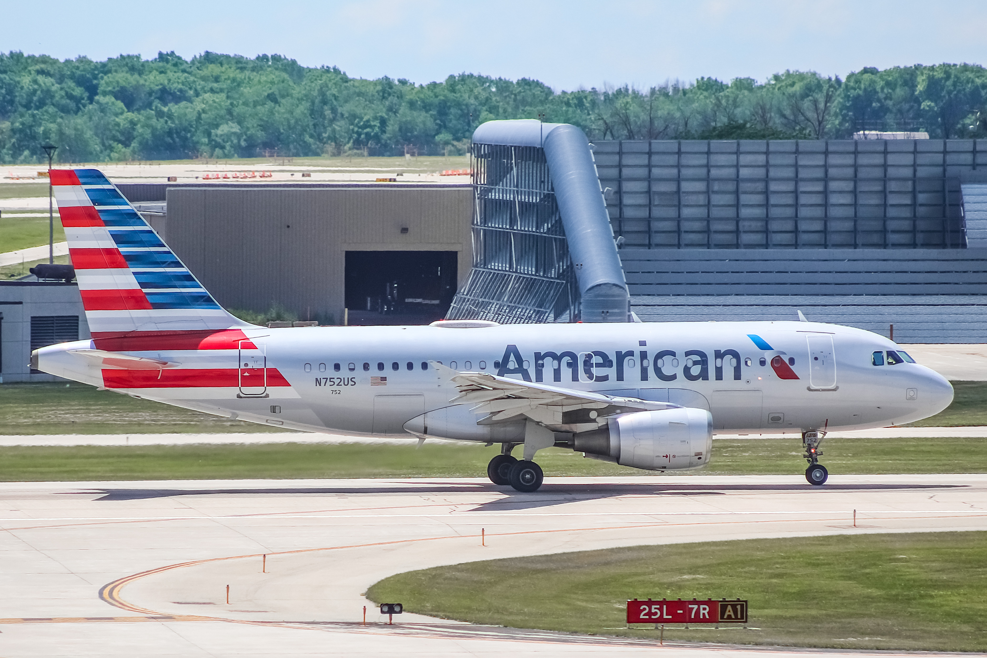 Full size: American Airlines Airbus A319 N752US at General Mitchell International Airport