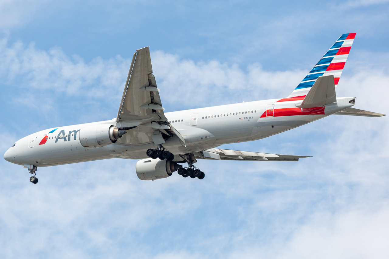 Full size: American Airlines Boeing 777-200 N794AN at John F. Kennedy International Airport