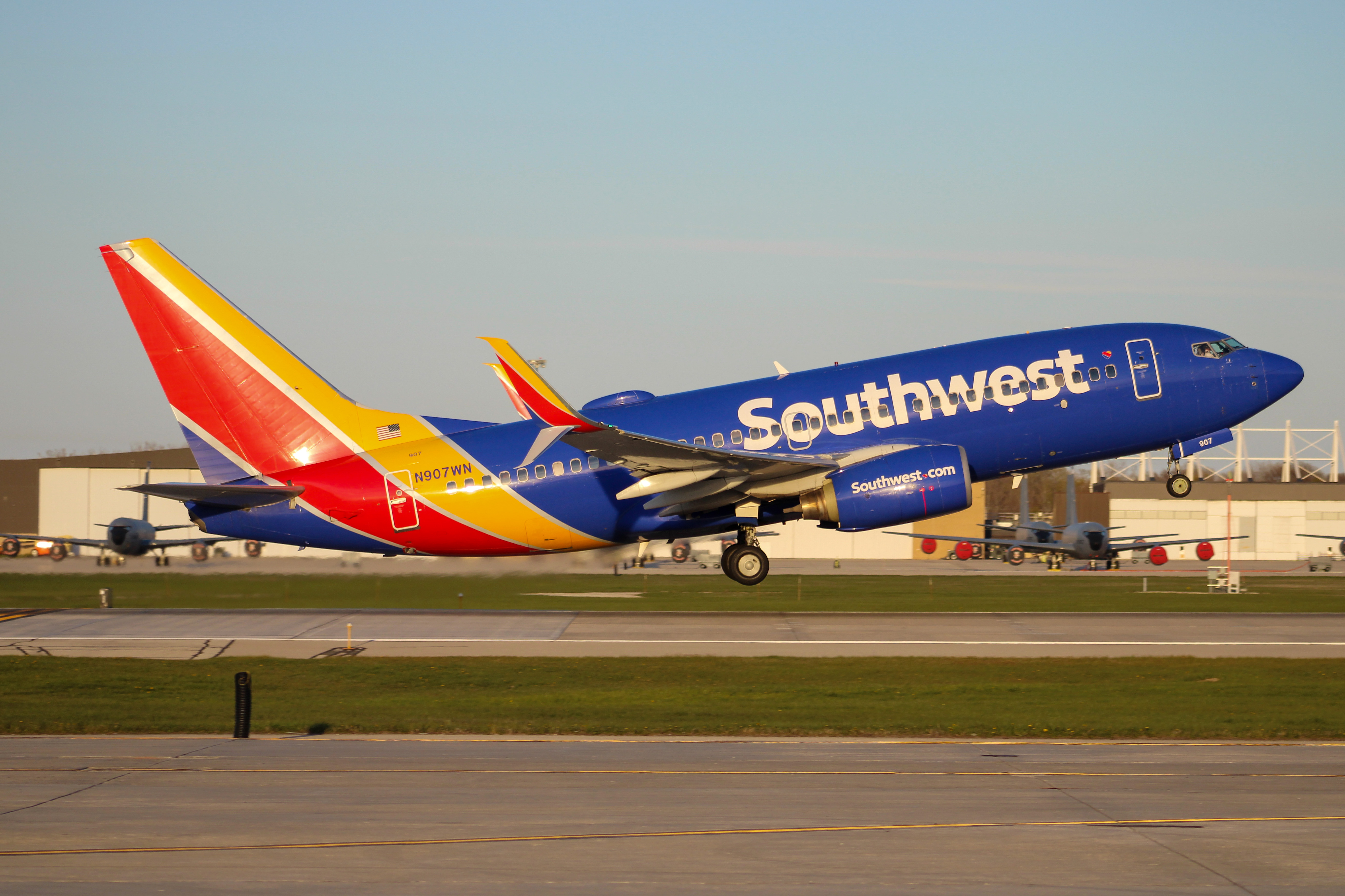 Full size: Southwest Airlines Boeing 737-700 N907WN at General Mitchell International Airport