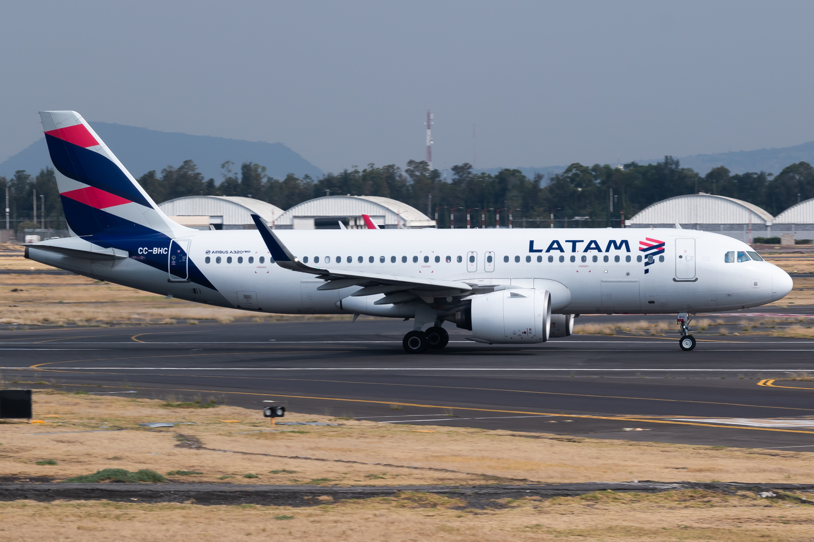Full size: LATAM Airbus A320NEO CC-BHC at Mexico City International Airport