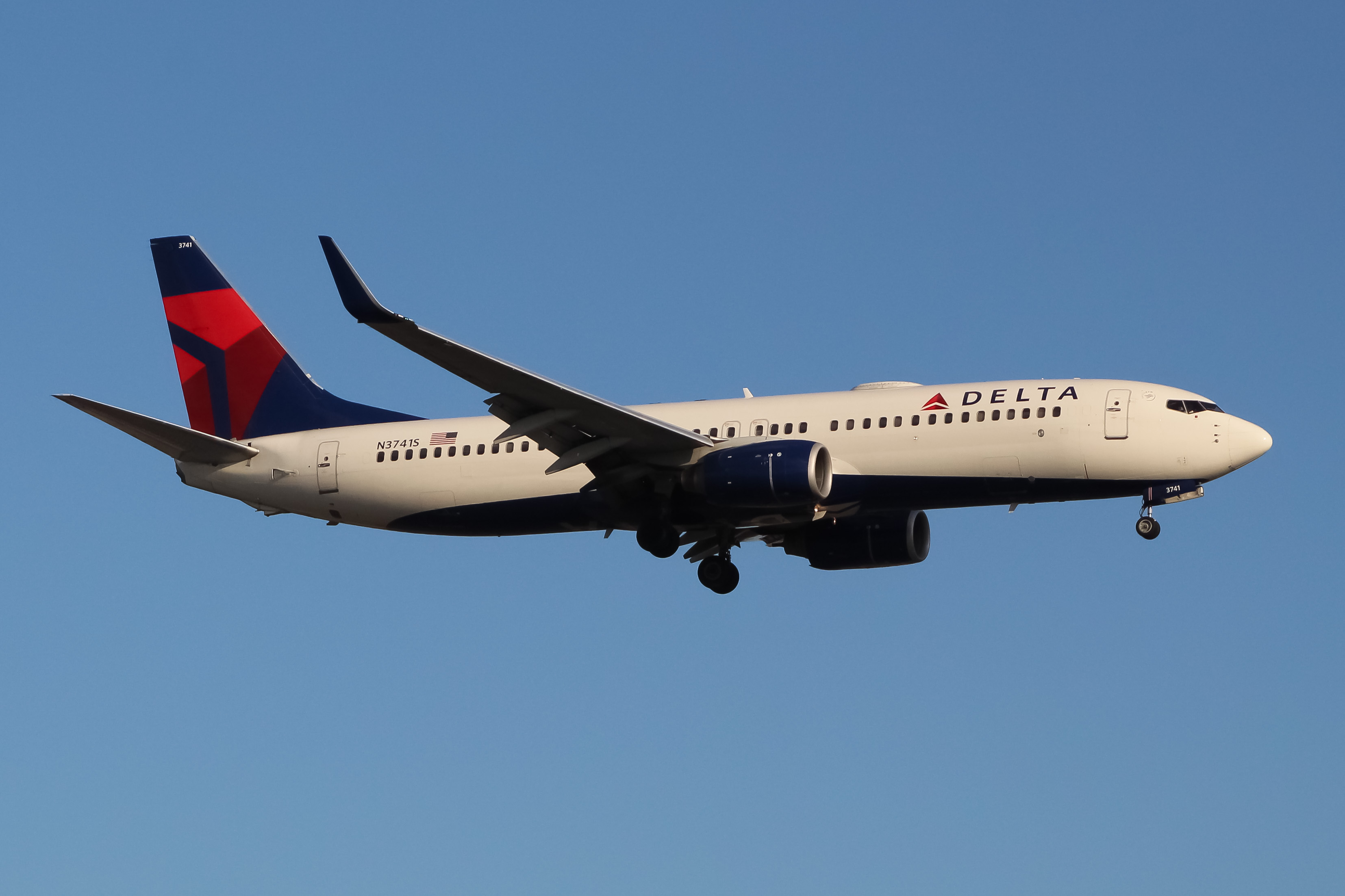 Full size: Delta Airlines Boeing 737-800 N3741S at Newark Liberty International Airport