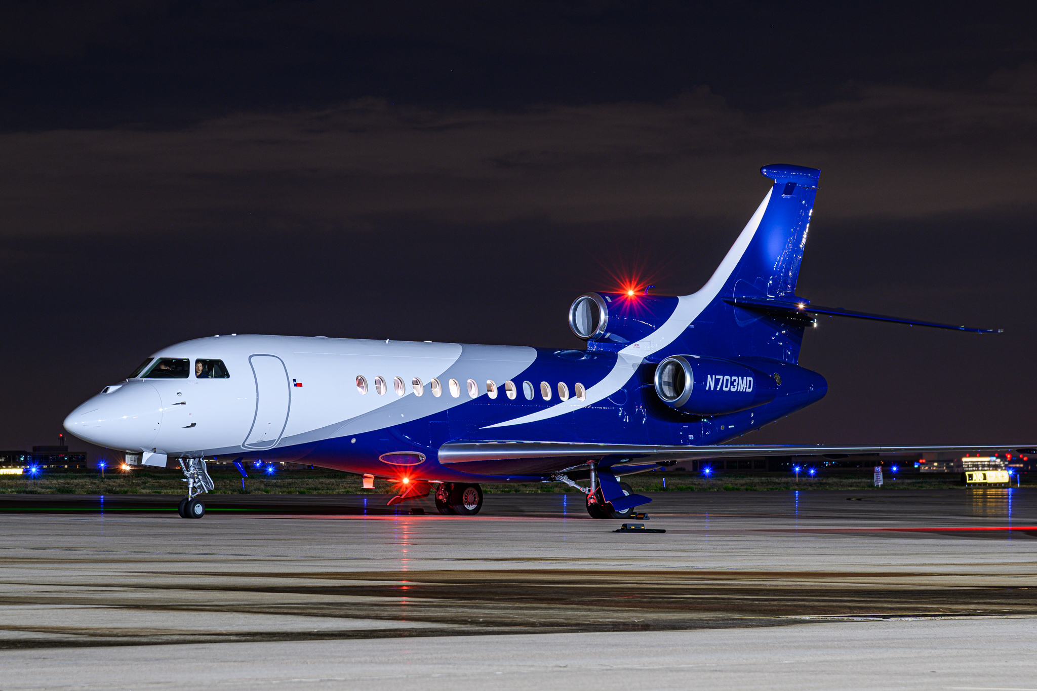 Full size: PRIVATE Dassault Falcon 7X N703MD at Centennial Airport