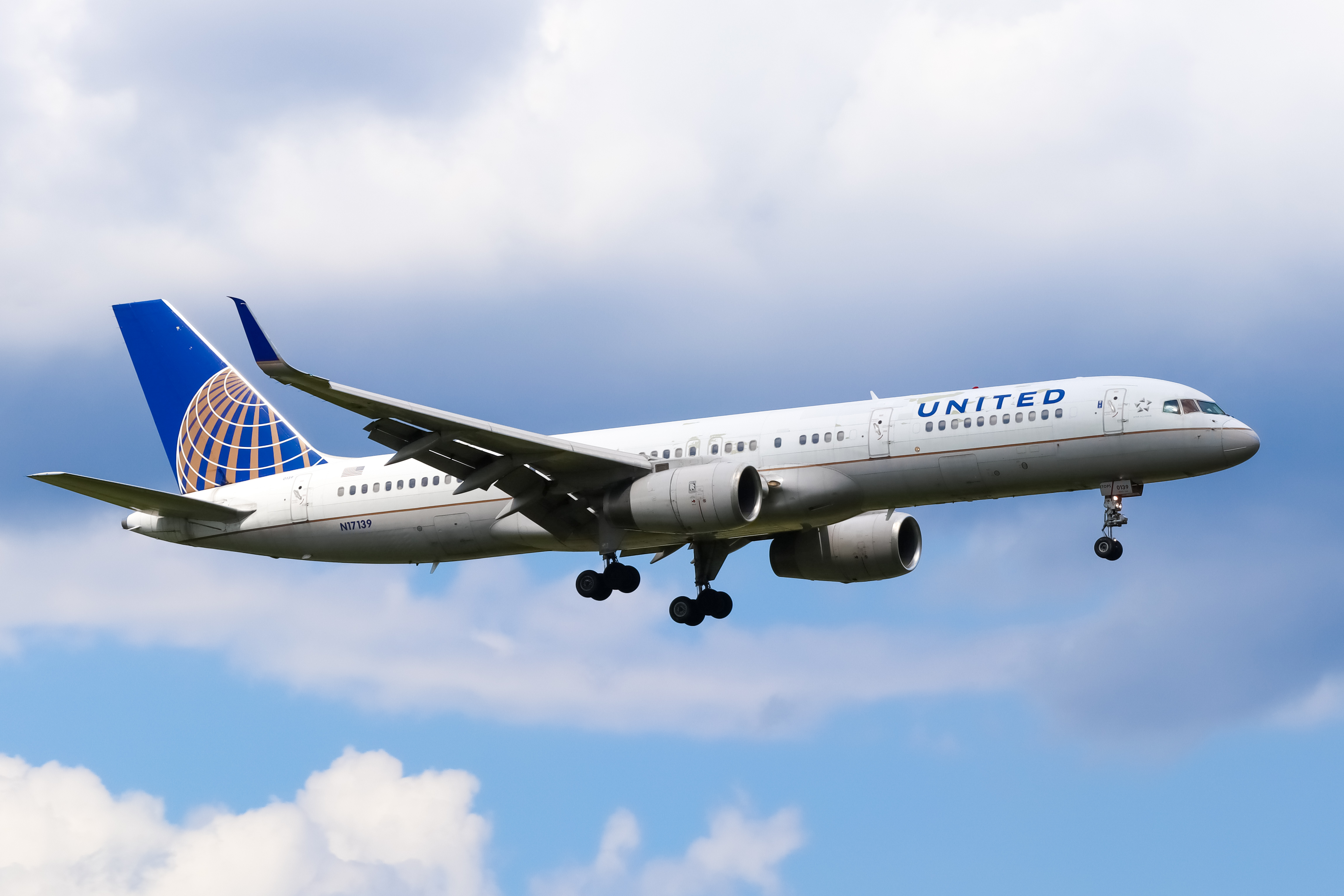 Full size: United Airlines Boeing 757-200 N17139 at Washington Dulles International Airport