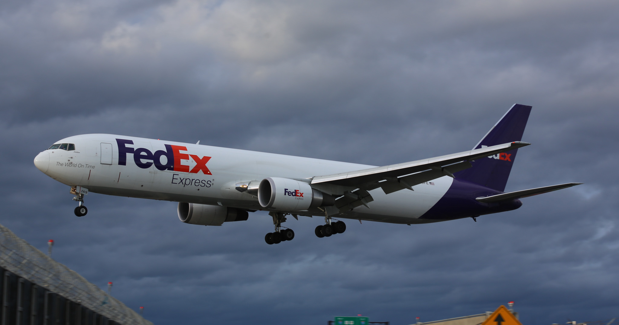 Full size: FedEx Boeing 767-300F N269FE at Newark Liberty International Airport