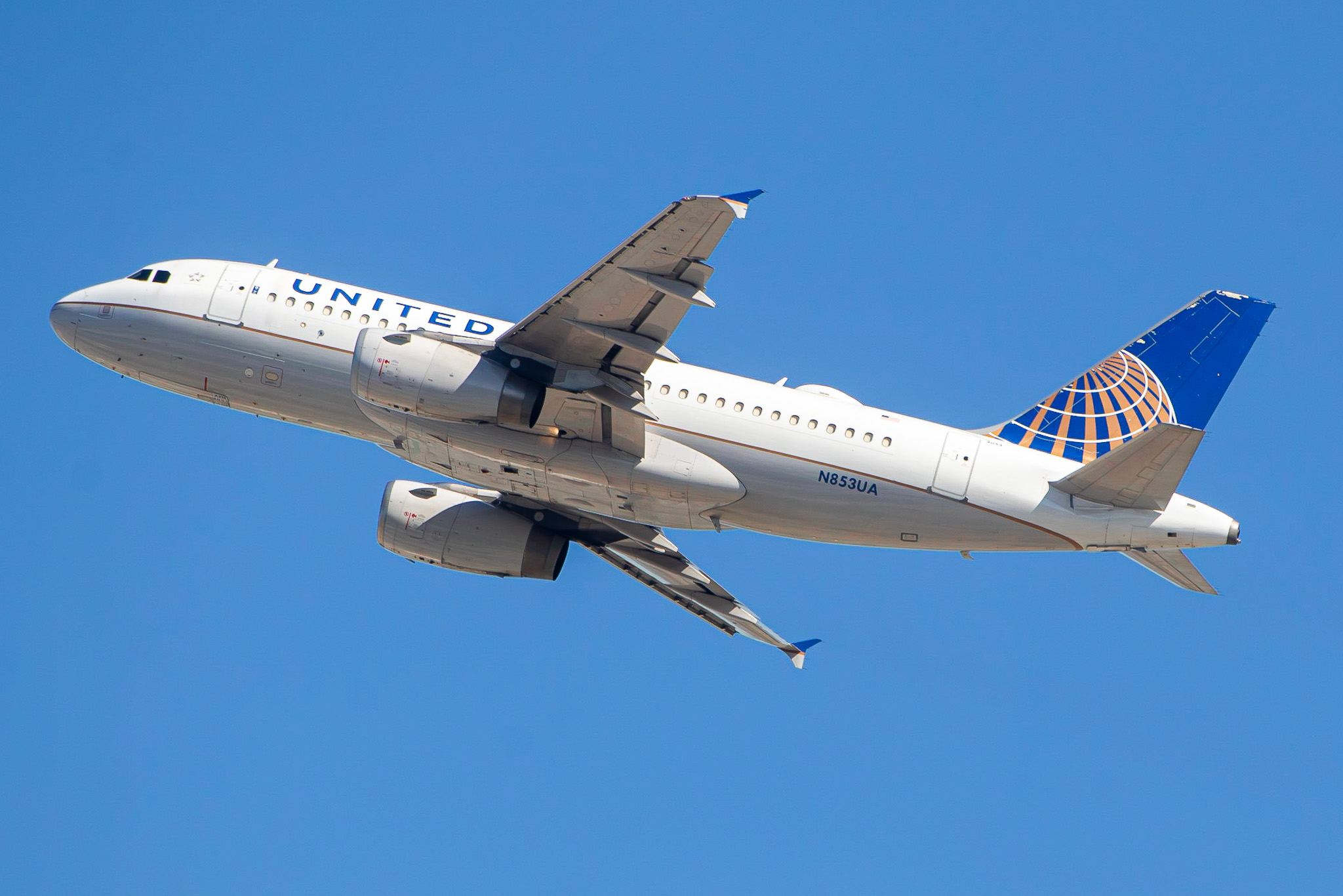 Full size: United Airlines Airbus A319 N853UA at Los Angeles International Airport