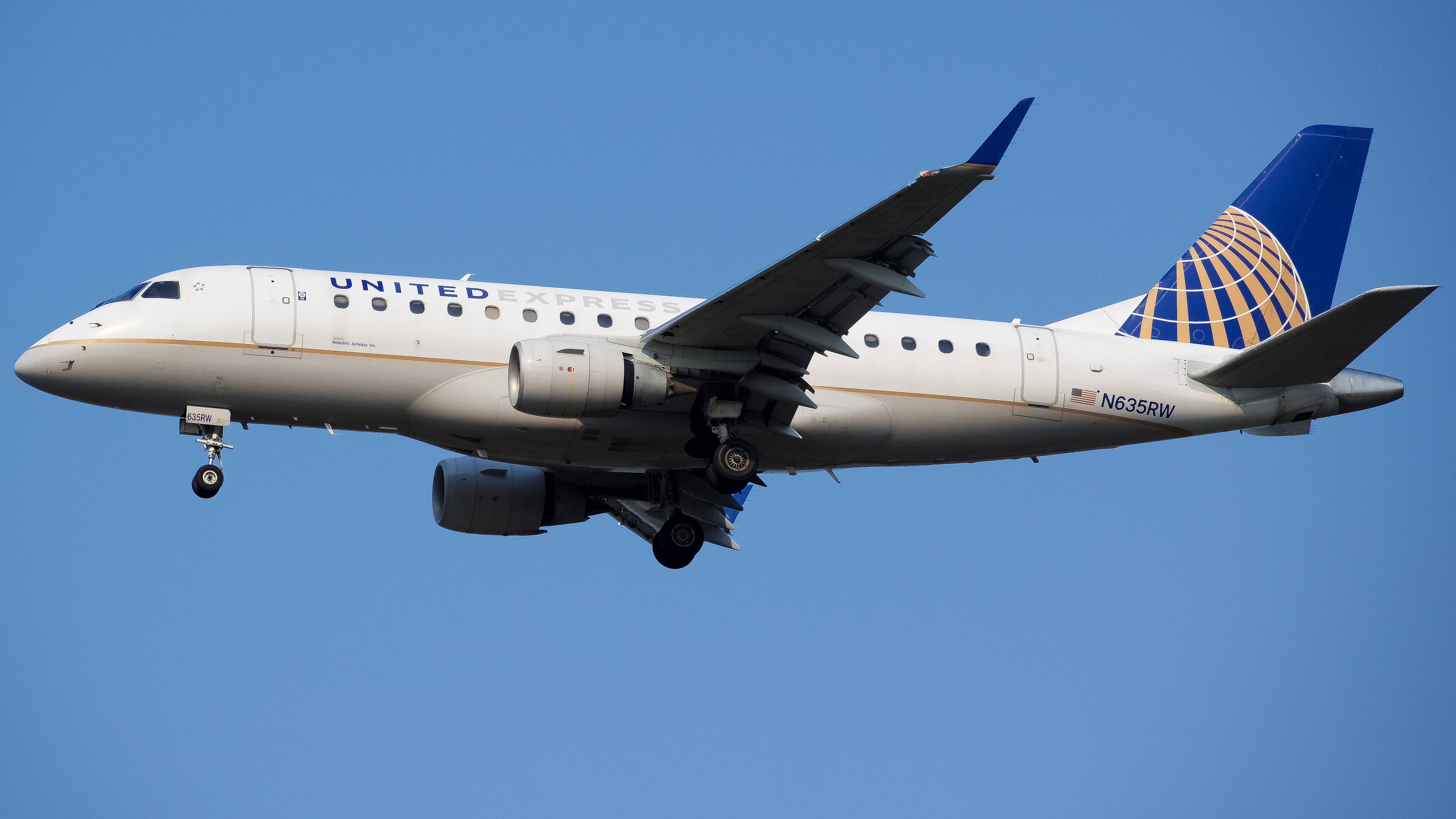 Full size: United Express Embraer E170 N635RW at Washington Dulles International Airport