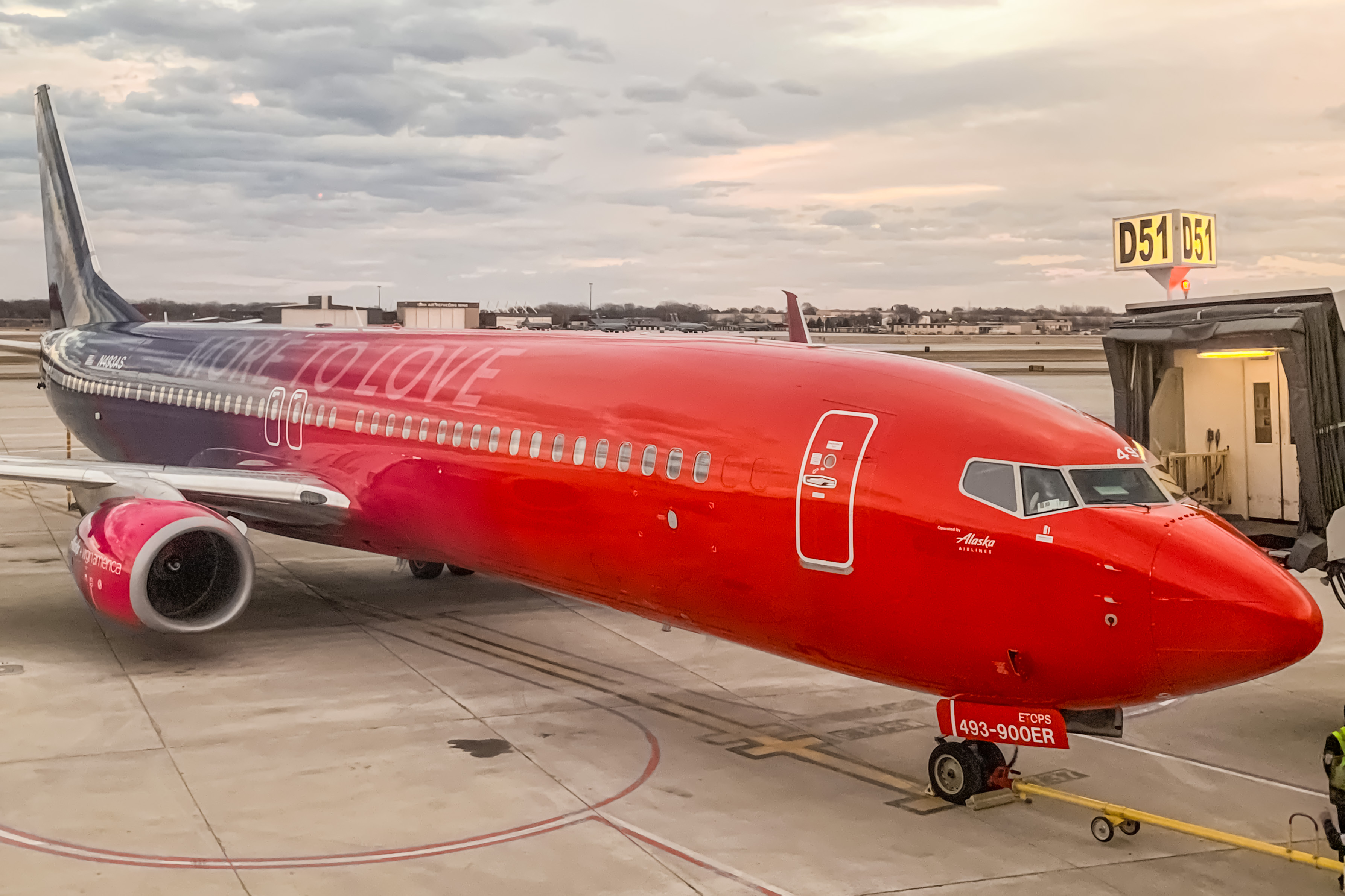 Full size: Alaska Airlines Boeing 737-900ER N493AS at General Mitchell International Airport