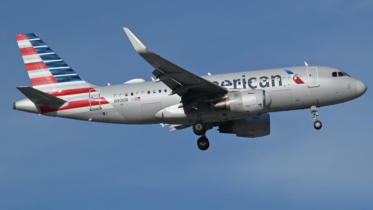 Full size: American Airlines Airbus A319 N9010R at Orlando International Airport