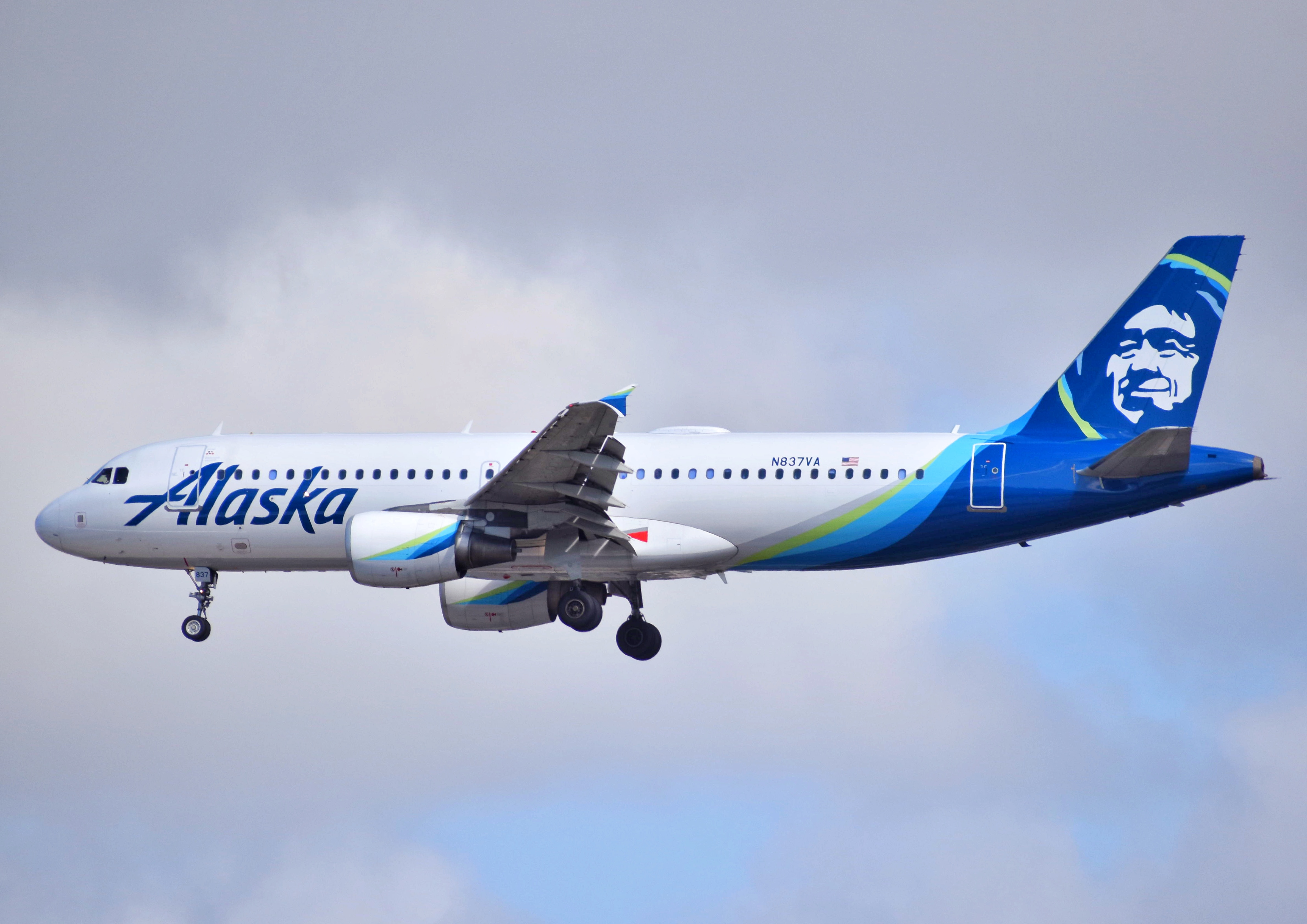 Full size: Alaska Airlines Airbus A320 N837VA at San Diego International Airport