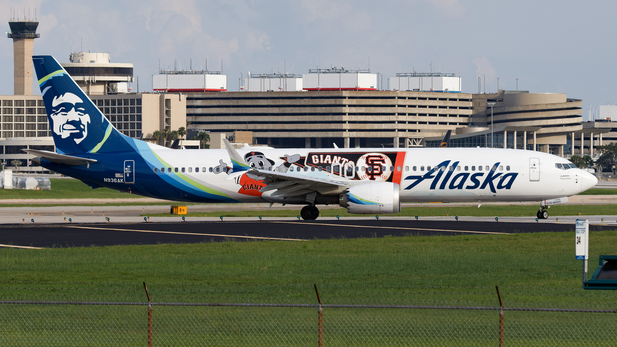 Full size: Alaska Airlines Boeing 737 MAX 9 N936AK at Tampa International Airport
