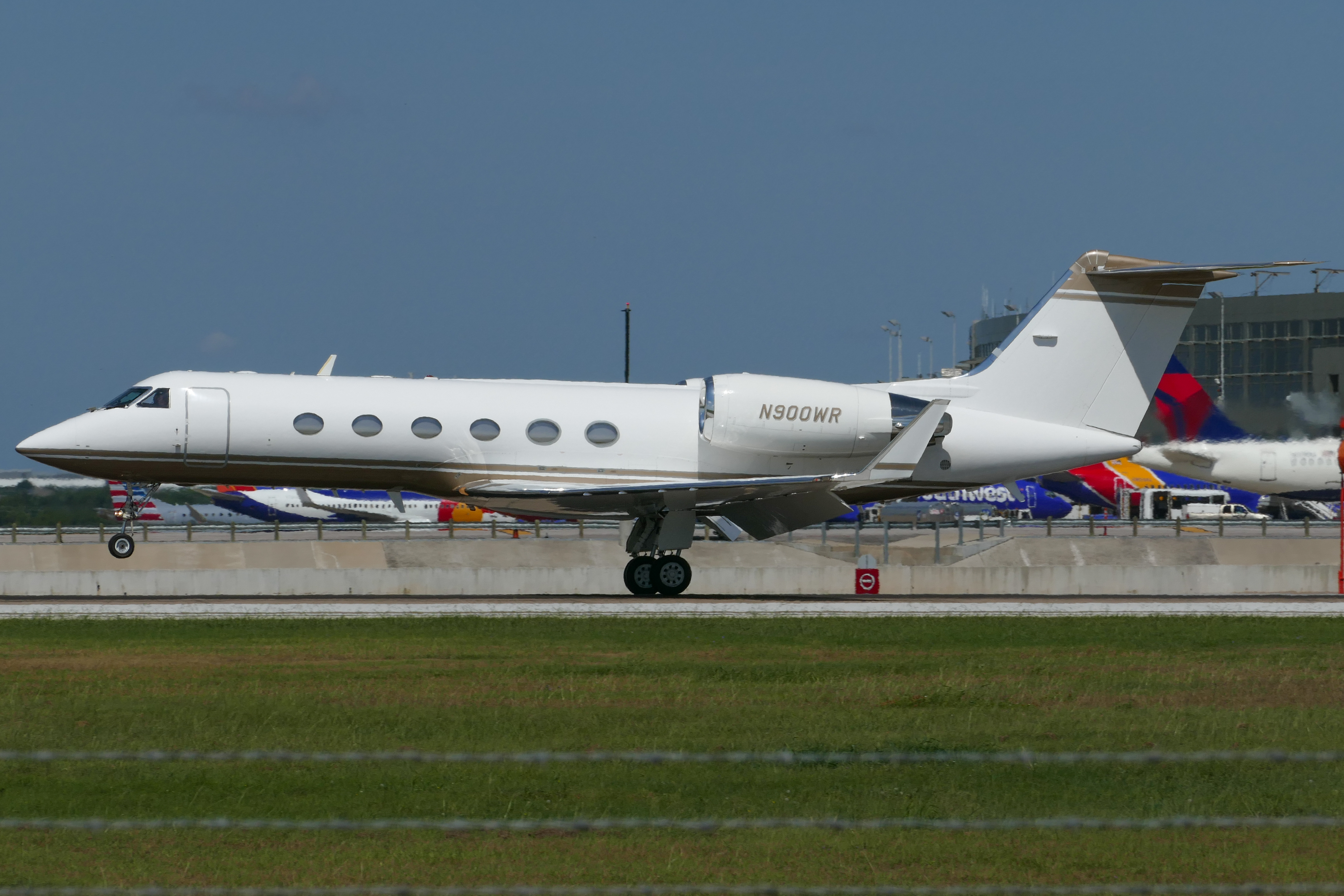 Full size: PRIVATE Gulfstream IV N900WR at Austin-Bergstrom International Airport