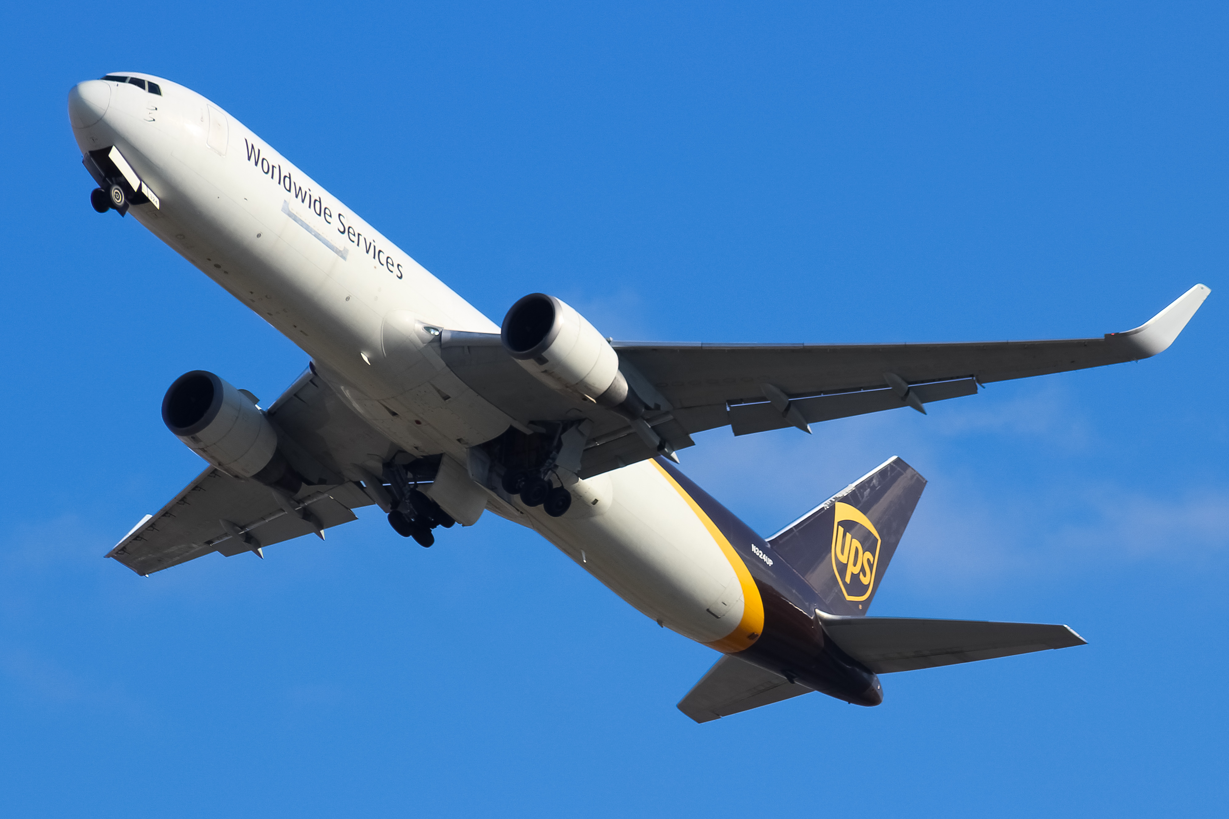 Full size: United Parcel Service Boeing 767-300F N324UP at Louisville Muhammad Ali International Airport