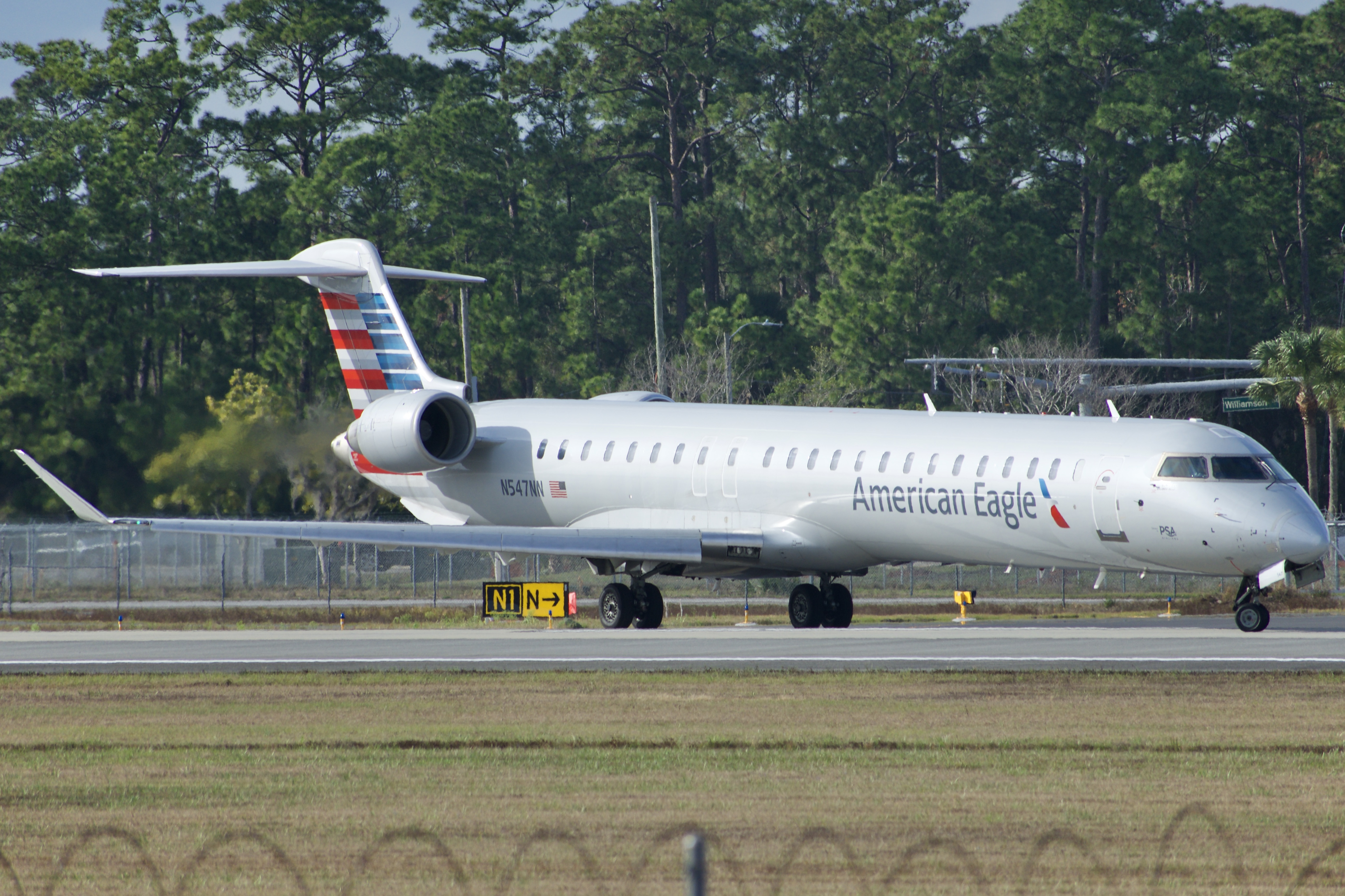 Full size: American Eagle Mitsubishi CRJ-900 N574NN at Daytona Beach International Airport