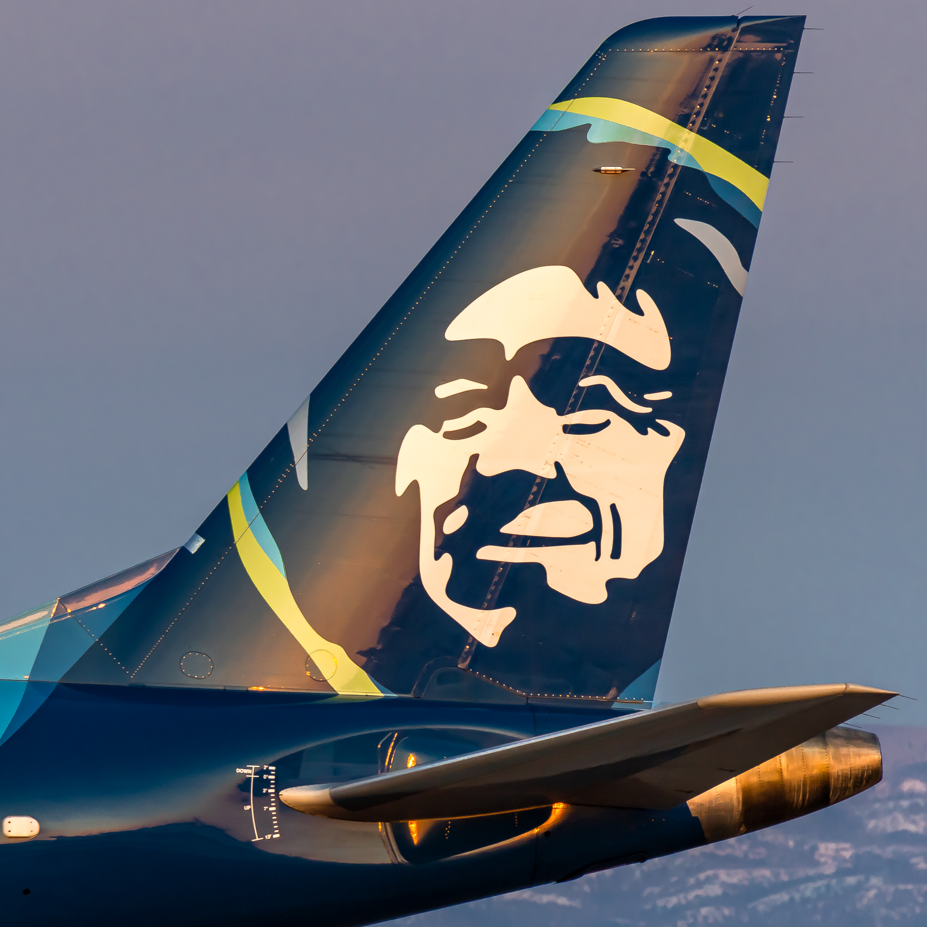Full size: Alaska Horizon Embraer E175LR N644QX at Roberts Field Airport