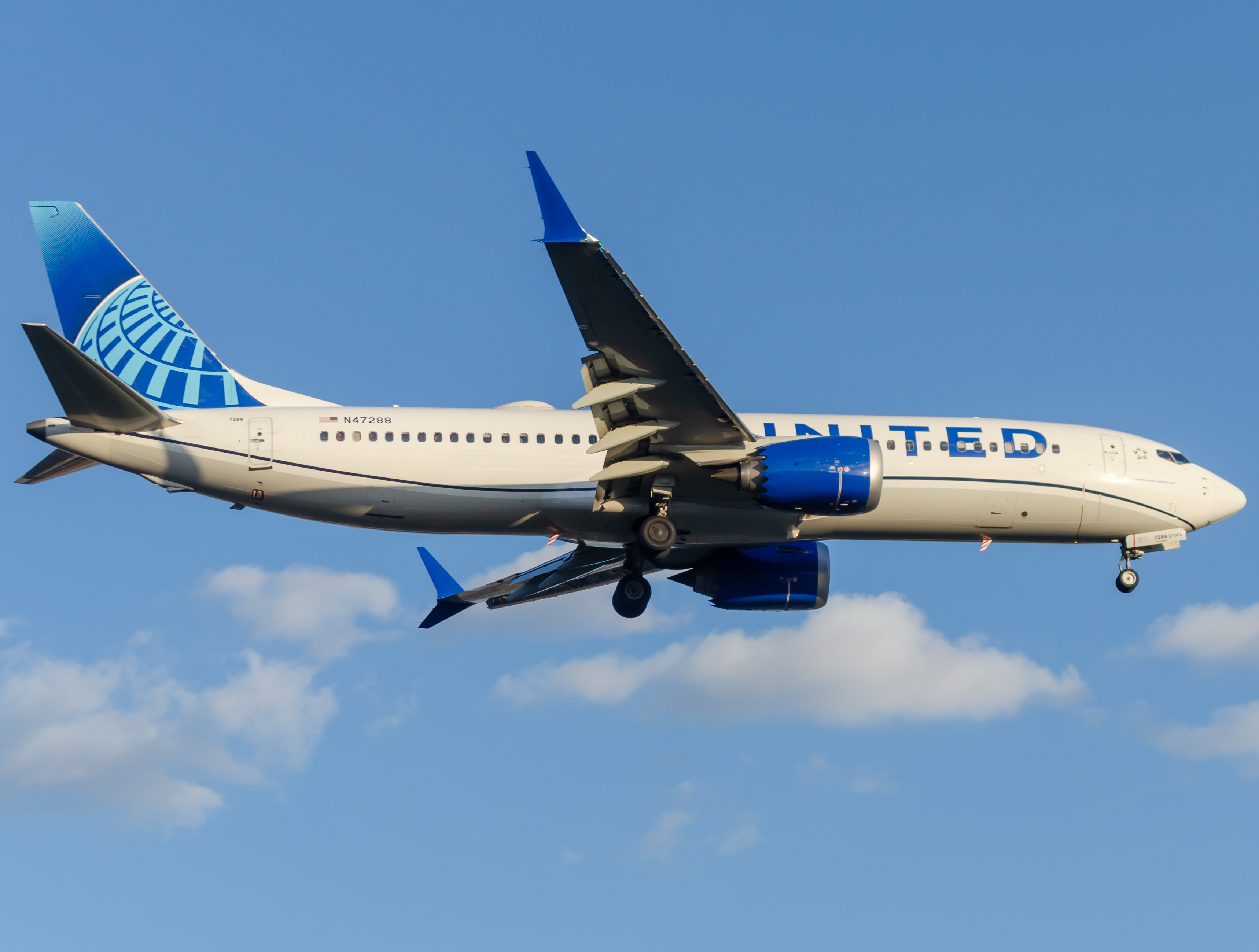 Full size: United Airlines Boeing 737 MAX 8 N47288 at Newark Liberty International Airport
