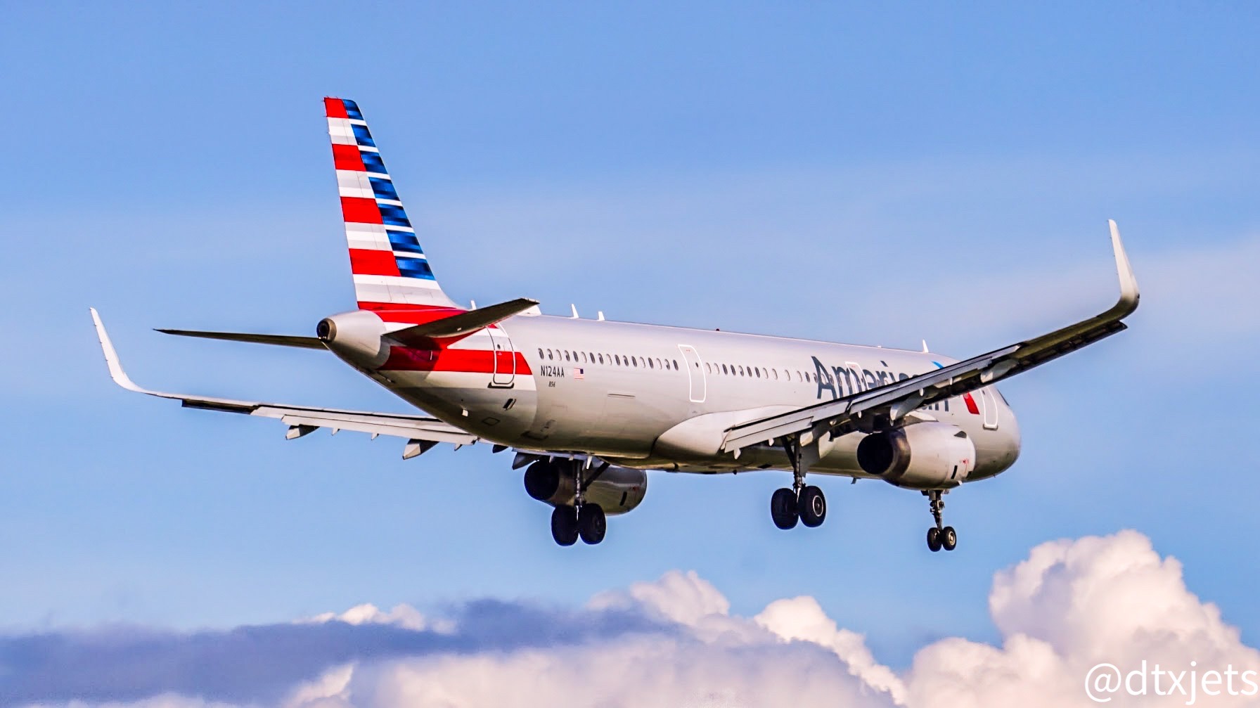 Full size: American Airlines Airbus A321-200 N124AA at Dallas-Fort Worth International Airport
