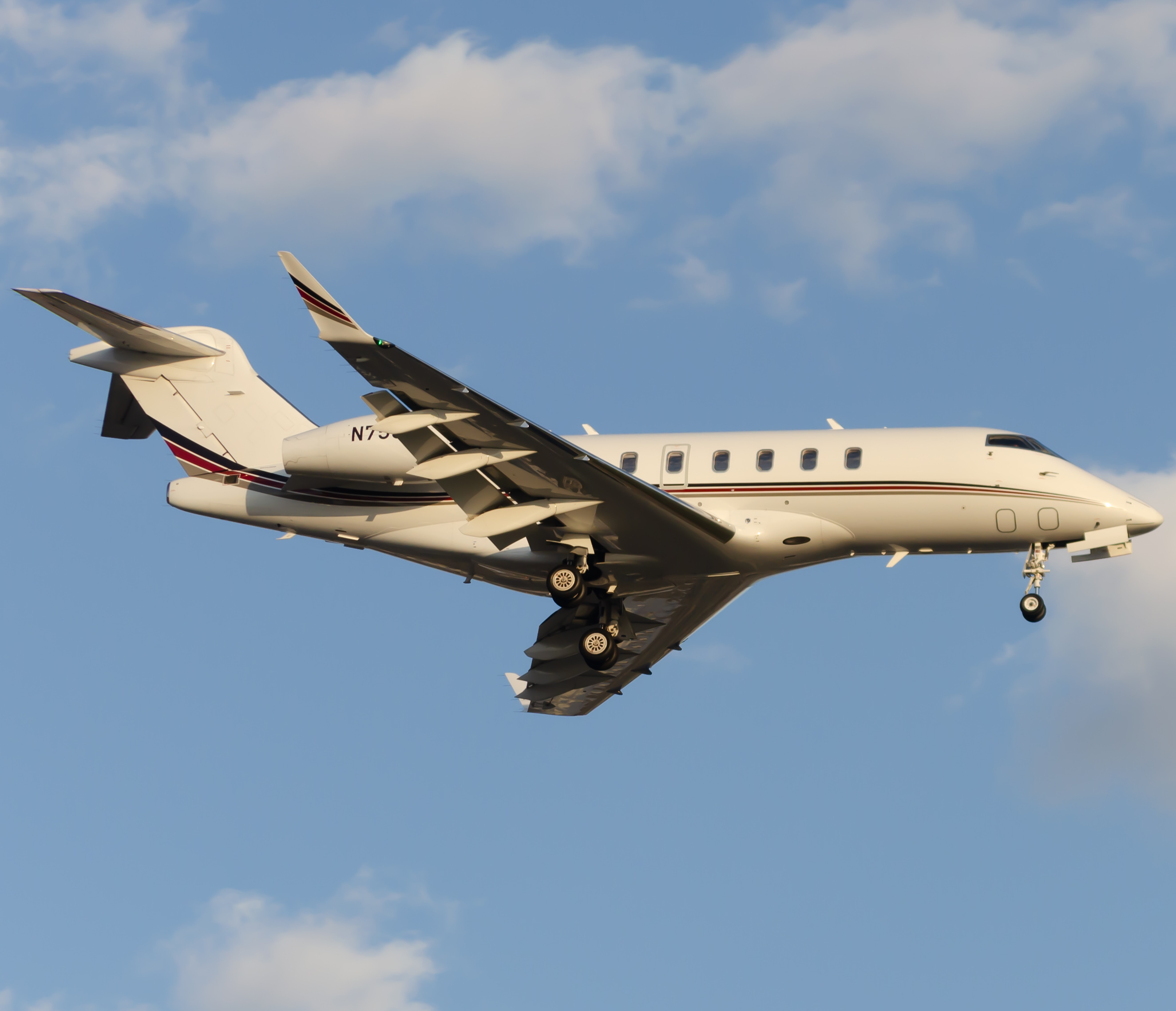 Full size: NetJets Bombardier Challenger 350  N753QS at Newark Liberty International Airport