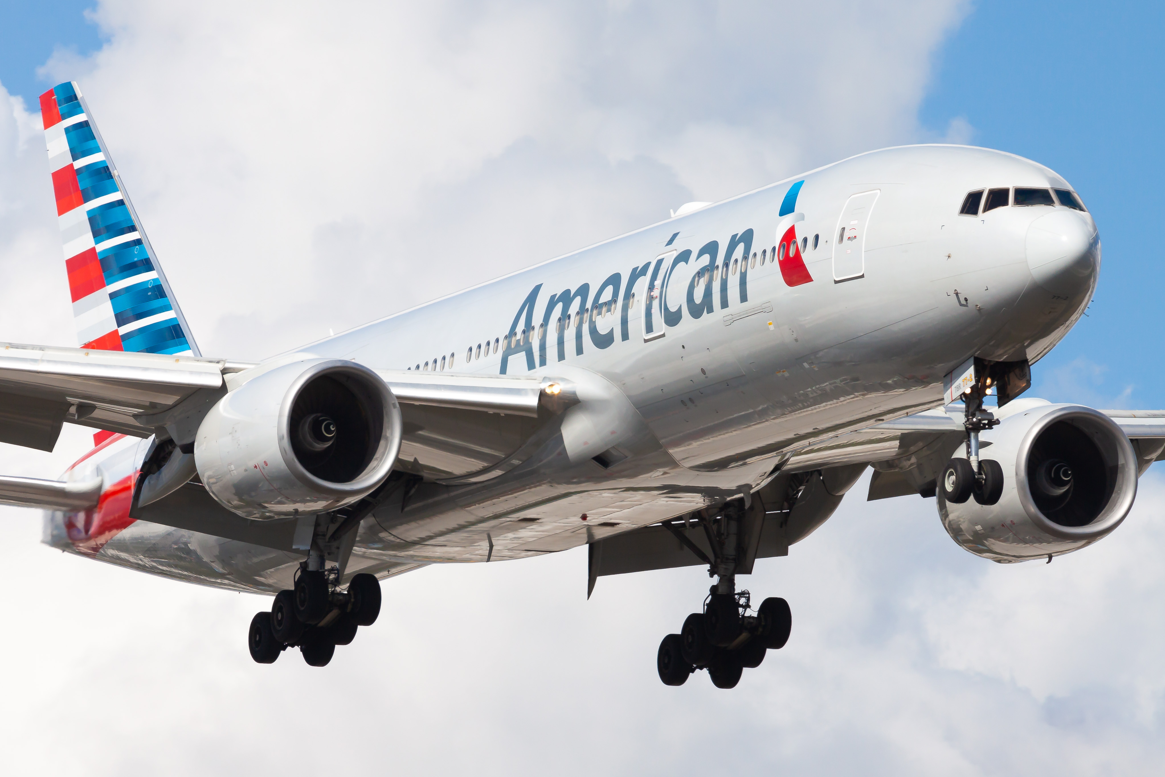 Full size: American Airlines Boeing 777-200ER N757AN at Miami International Airport