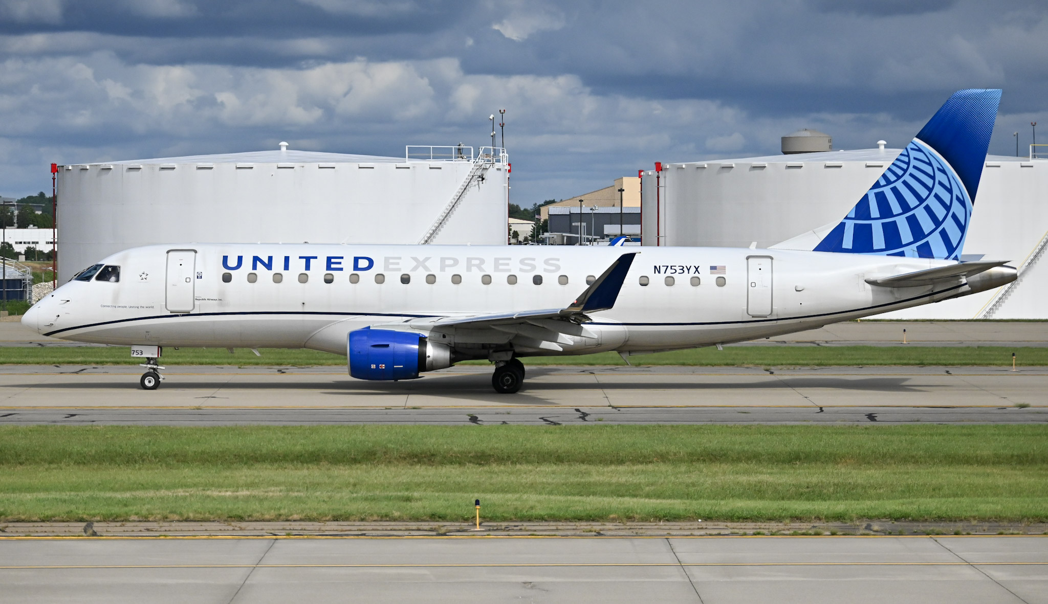 Full size: Republic Airways Embraer E175 N753YX at Pittsburgh International Airport