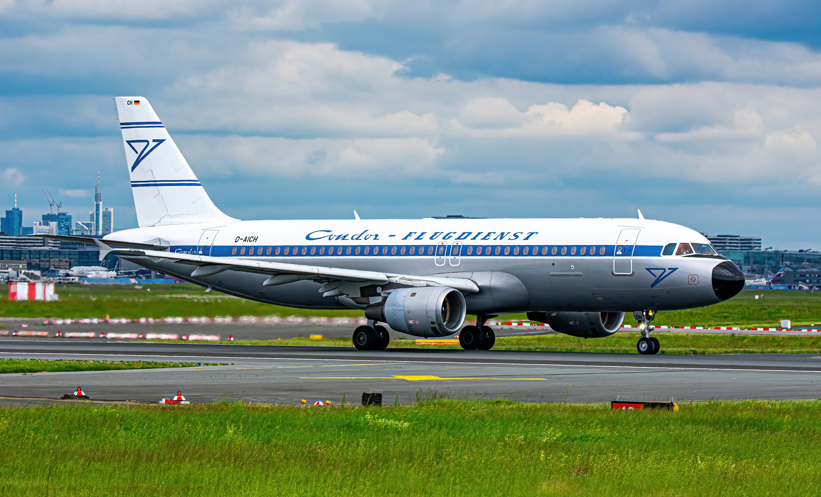 Full size: Condor Airbus A320 D-AICH at Frankfurt International Airport
