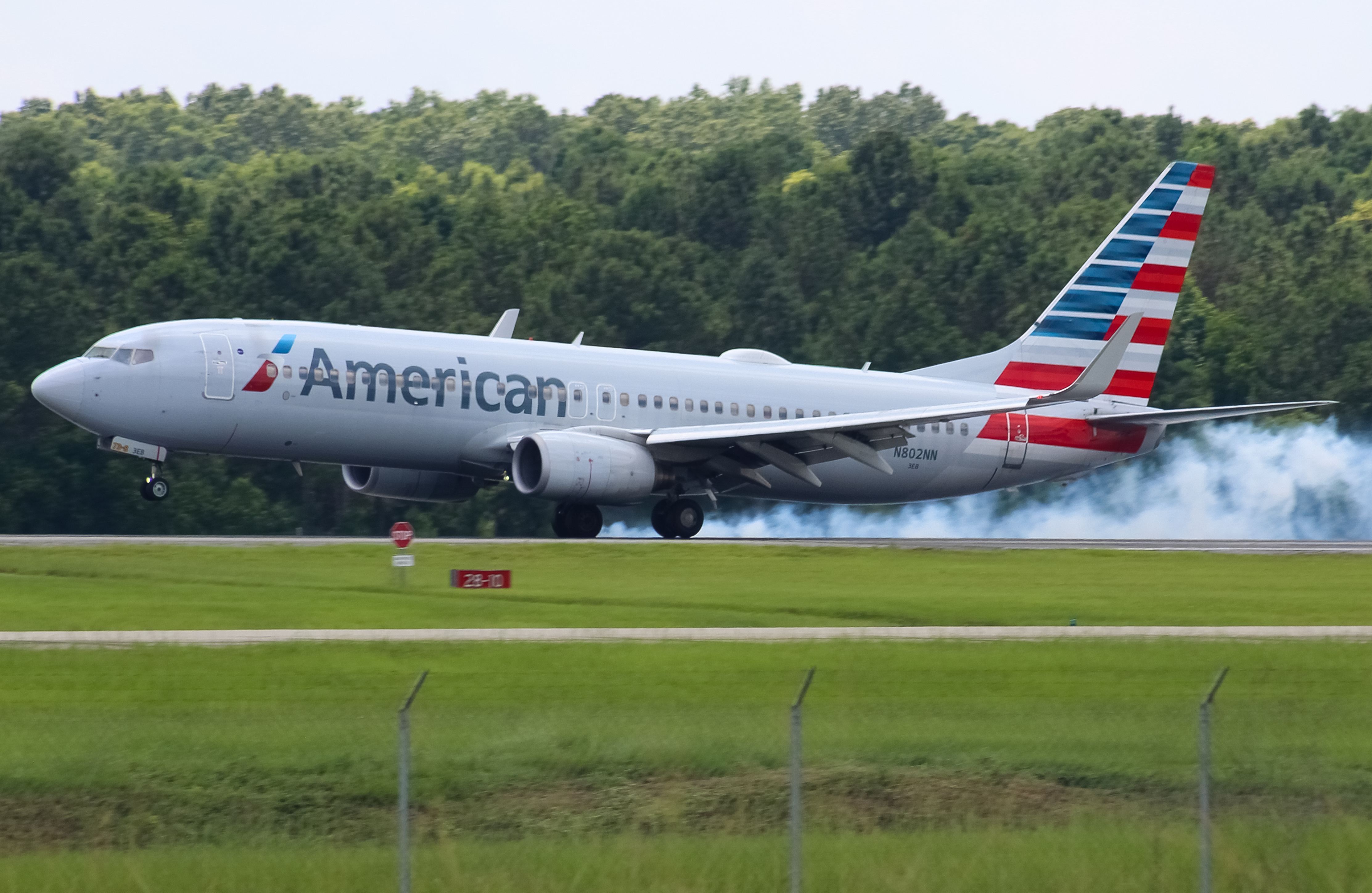 Full size: American Airlines Boeing 737-800 N802NN at Savannah/Hilton Head International Airport