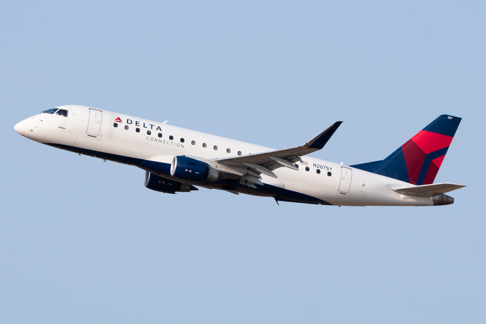 Full size: Delta Connection Embraer E175 N267SY at Portland International Airport