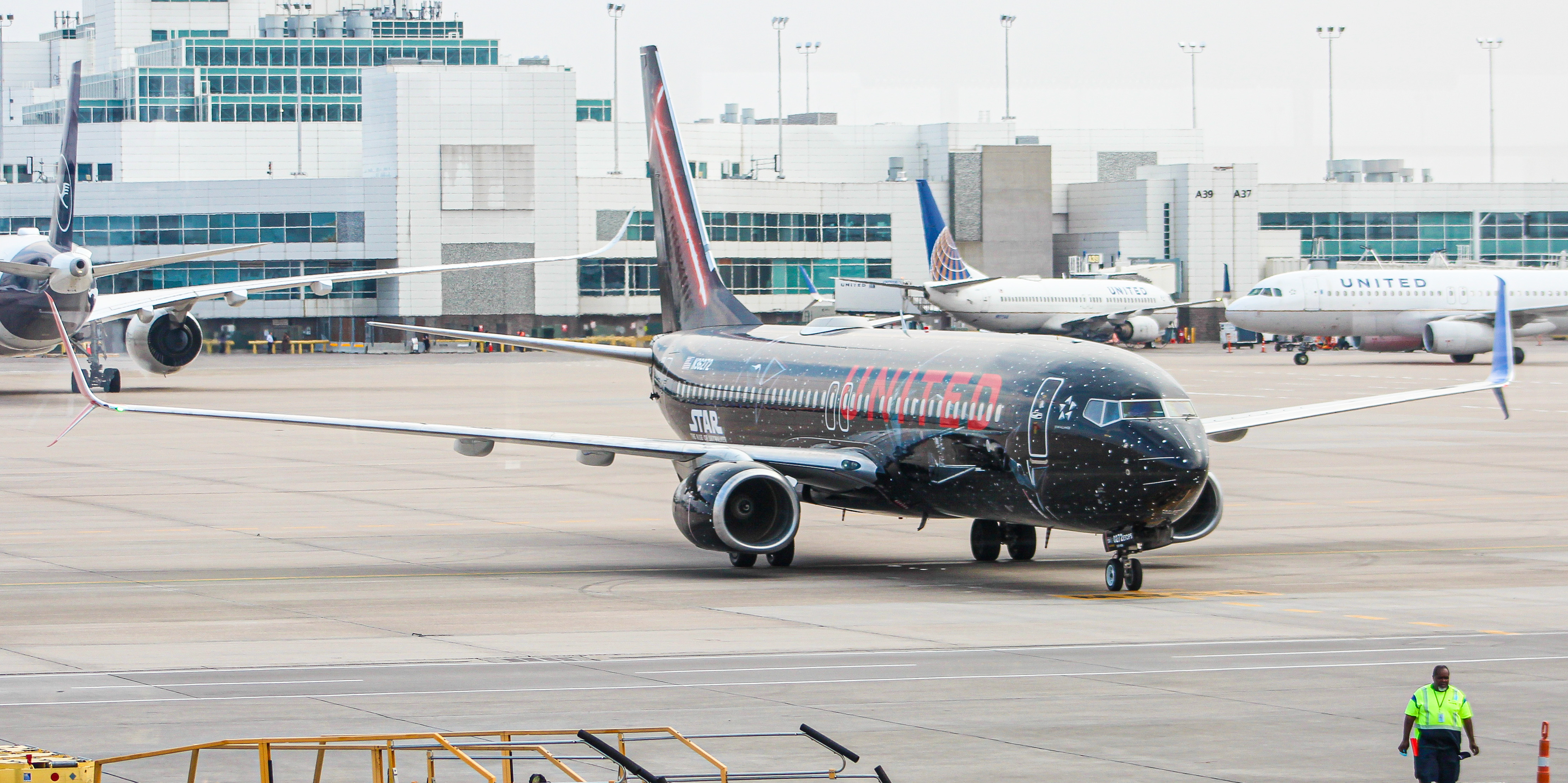Full size: United Airlines Boeing 737-800 N36272 at Denver International Airport
