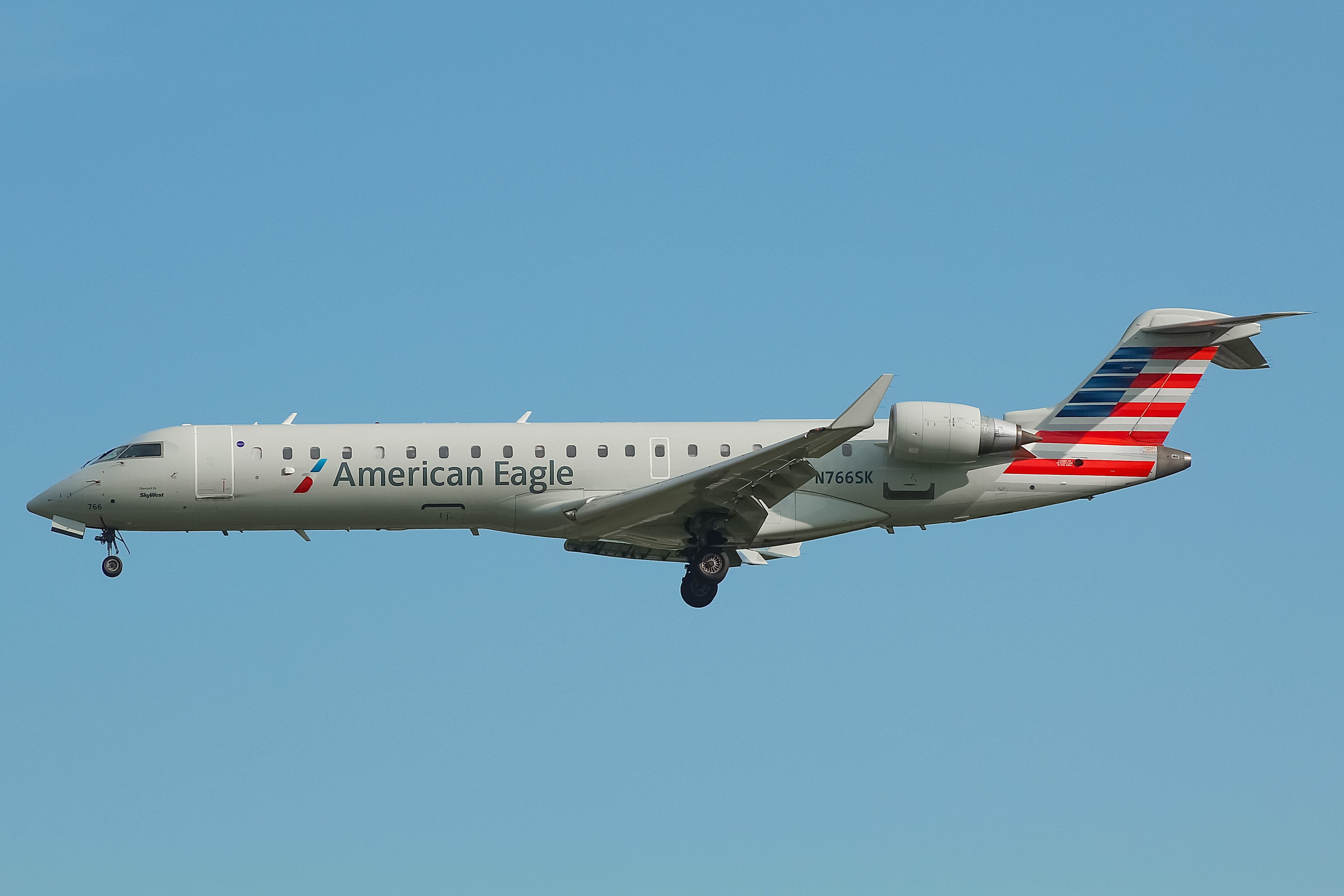 Full size: American Airlines Mitsubishi CRJ-700 N766SK at General Mitchell International Airport