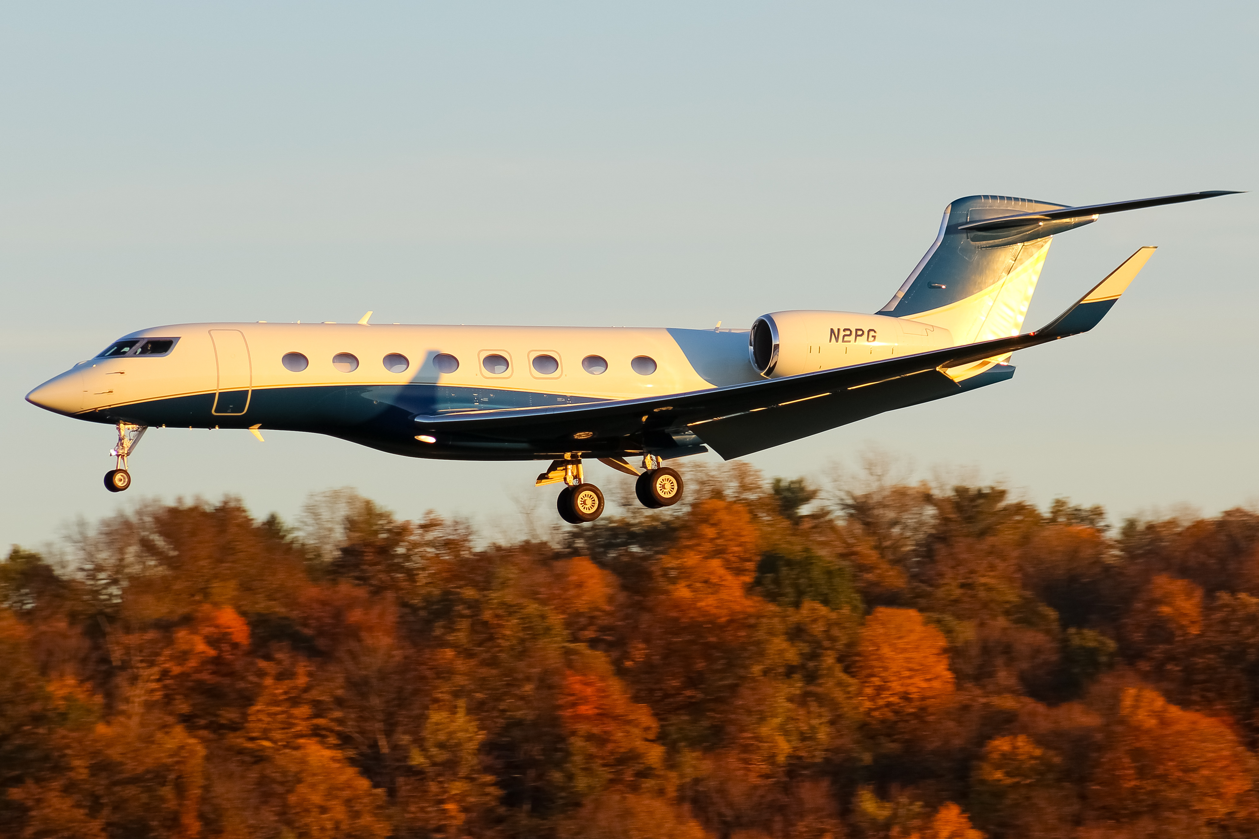 Full size: PRIVATE  Gulfstream G650 N2PG at Cincinnati Municipal Airport/Lunken Field
