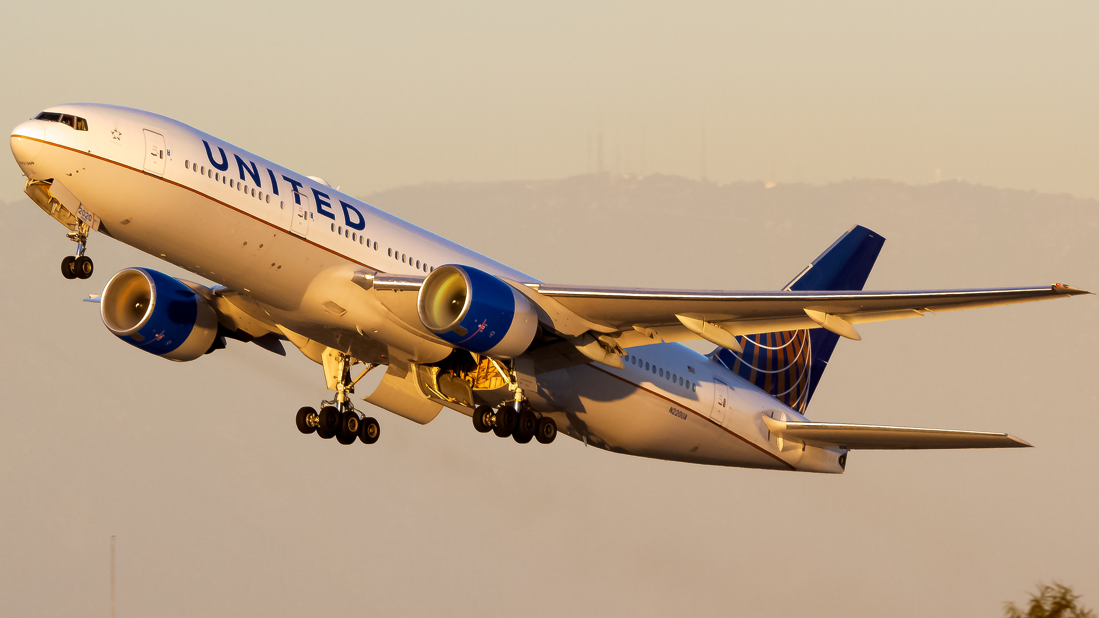 Full size: United Airlines Boeing 777-200ER N220UA at Los Angeles International Airport