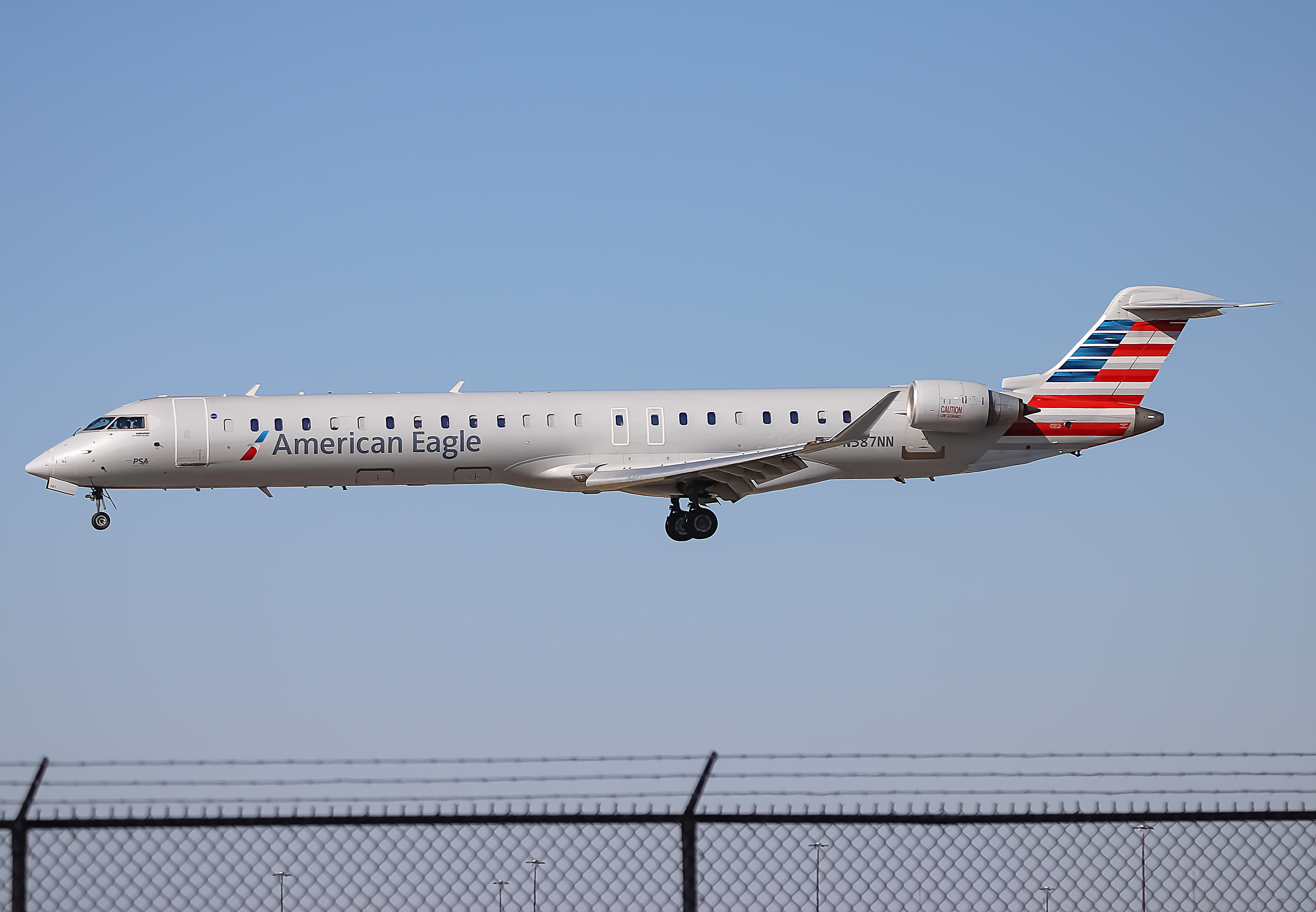 Full size: American Eagle Mitsubishi CRJ-900 N587NN at Philadelphia International Airport