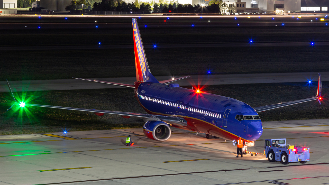 Full size: Southwest Airlines Boeing 737-800 N8264J at John Glenn Columbus International Airport