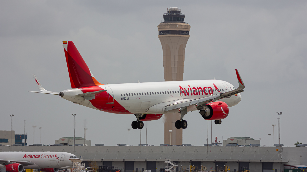 Full size: Avianca Airbus A320NEO N762AV at Miami International Airport