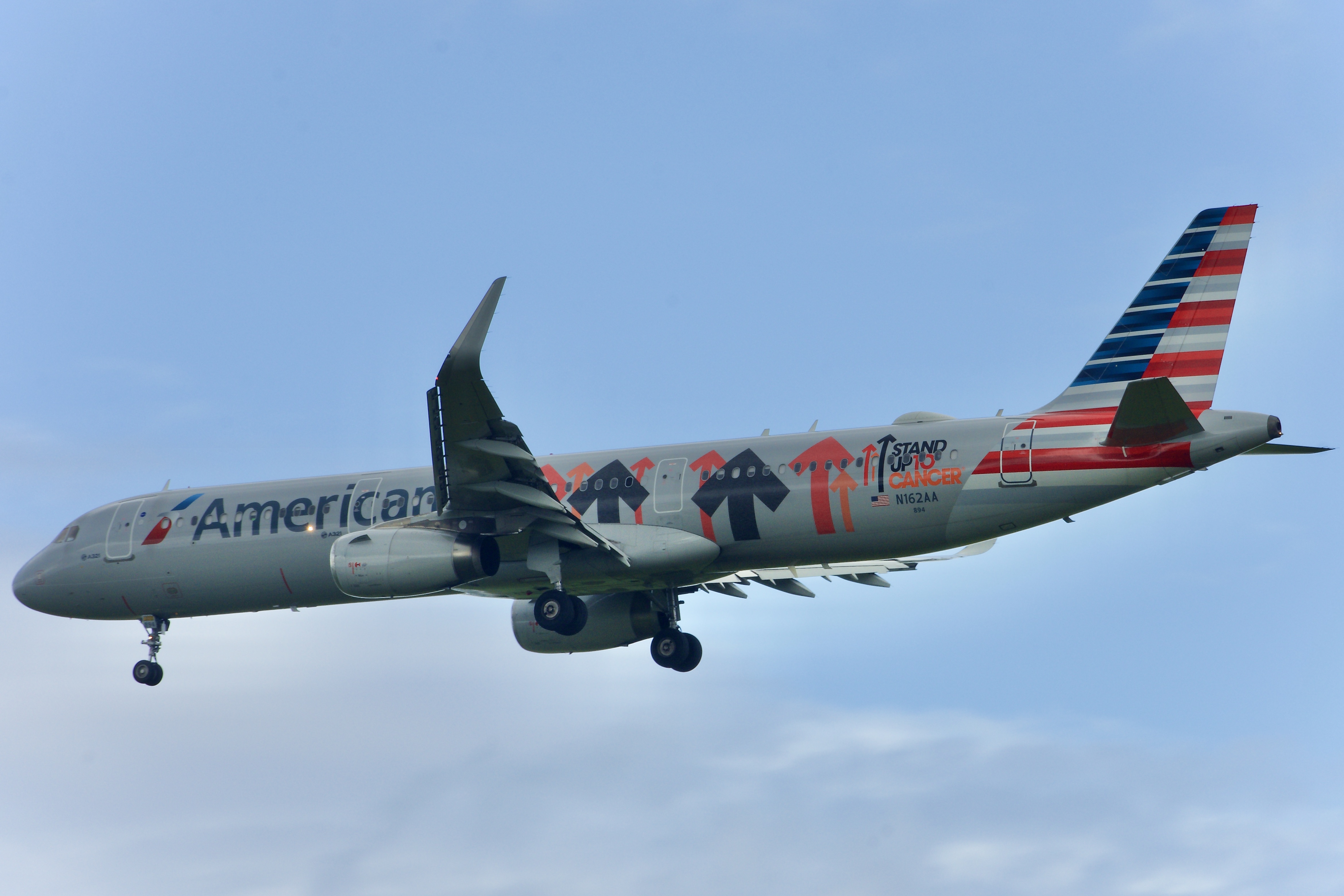 Full size: American Airlines Airbus A321-200 N162AA at Orlando International Airport