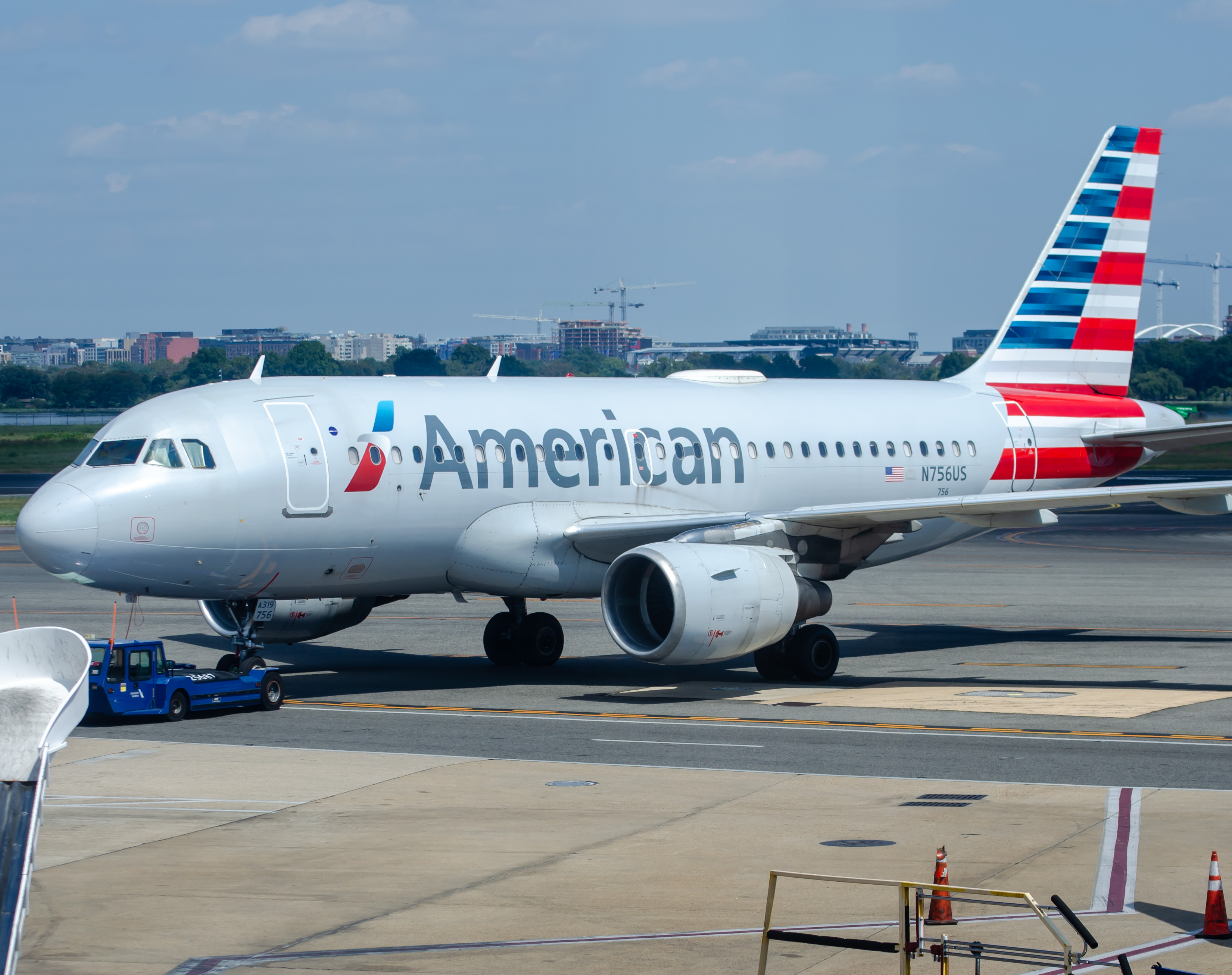 Full size: American Airlines Airbus A319 N756US at Ronald Reagan National Airport