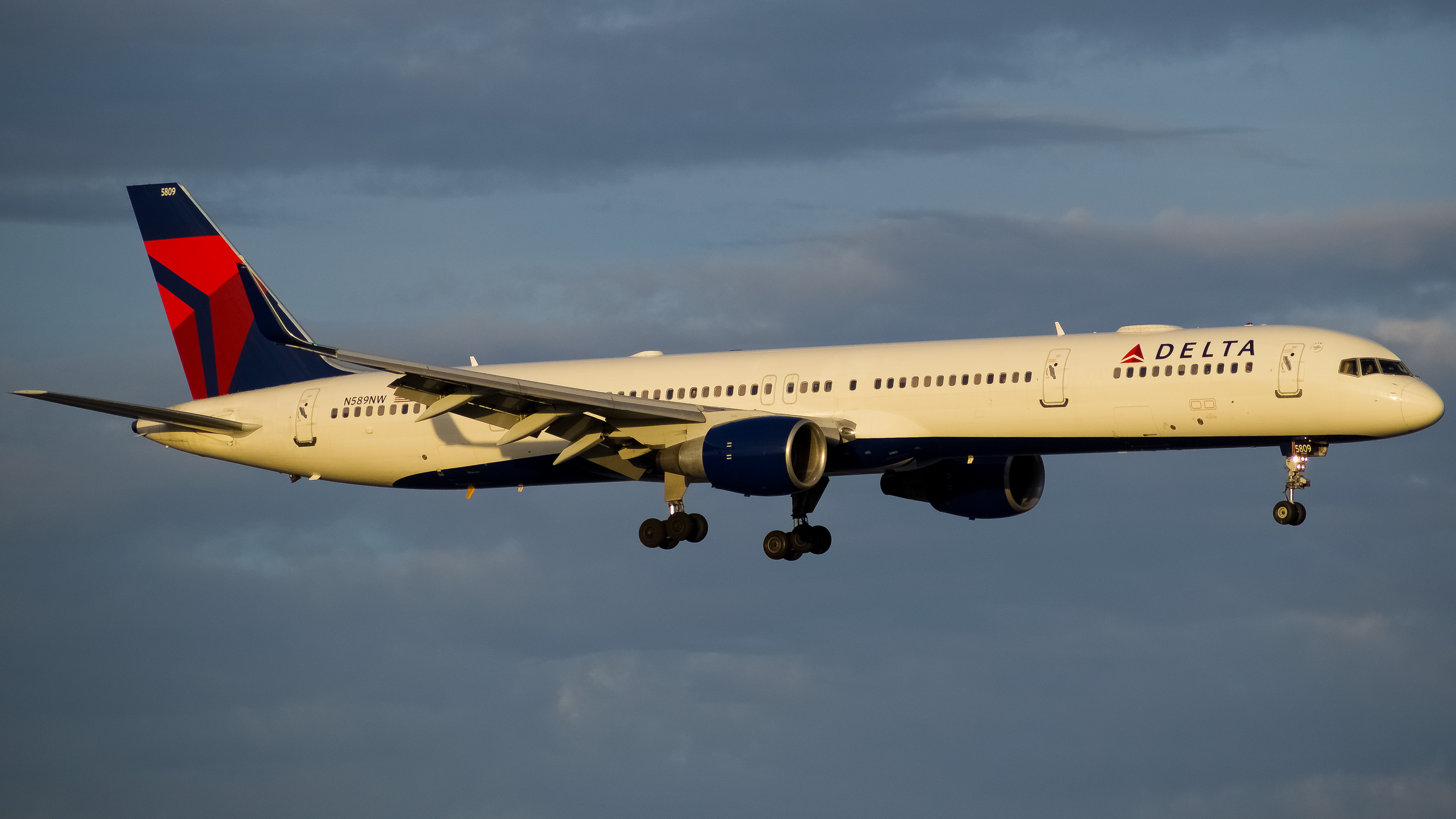Full size: Delta Airlines Boeing 757-300 N589NW at Orlando International Airport