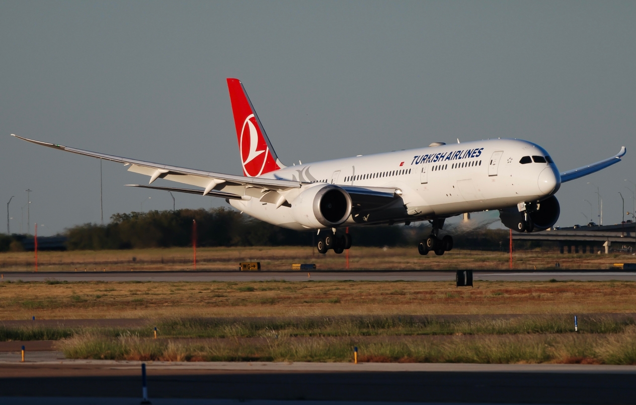 Full size: Turkish Airlines Boeing 787-9 TC-LLE at Dallas-Fort Worth International Airport