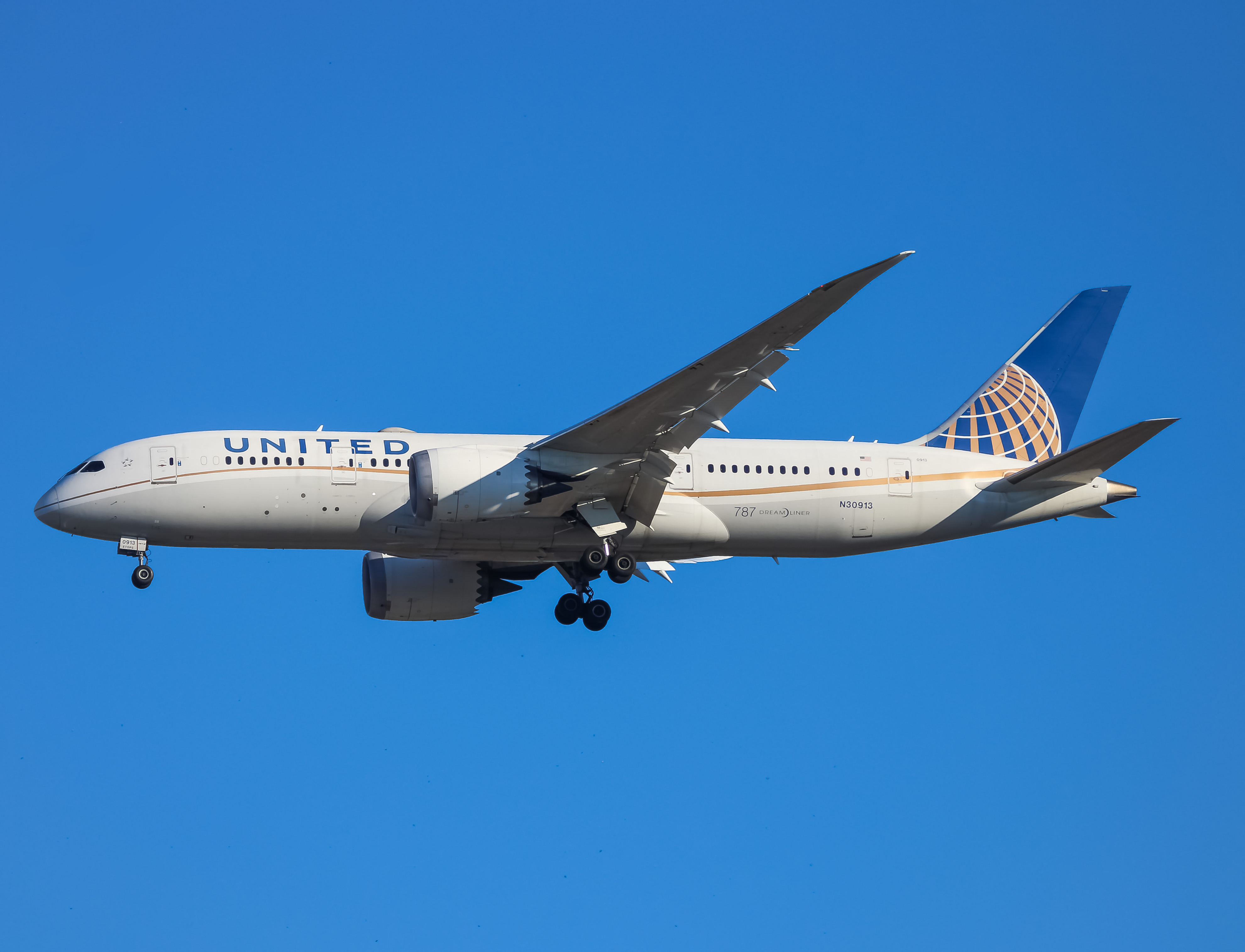 Full size: United Airlines Boeing 787-8 N30913 at Washington Dulles International Airport