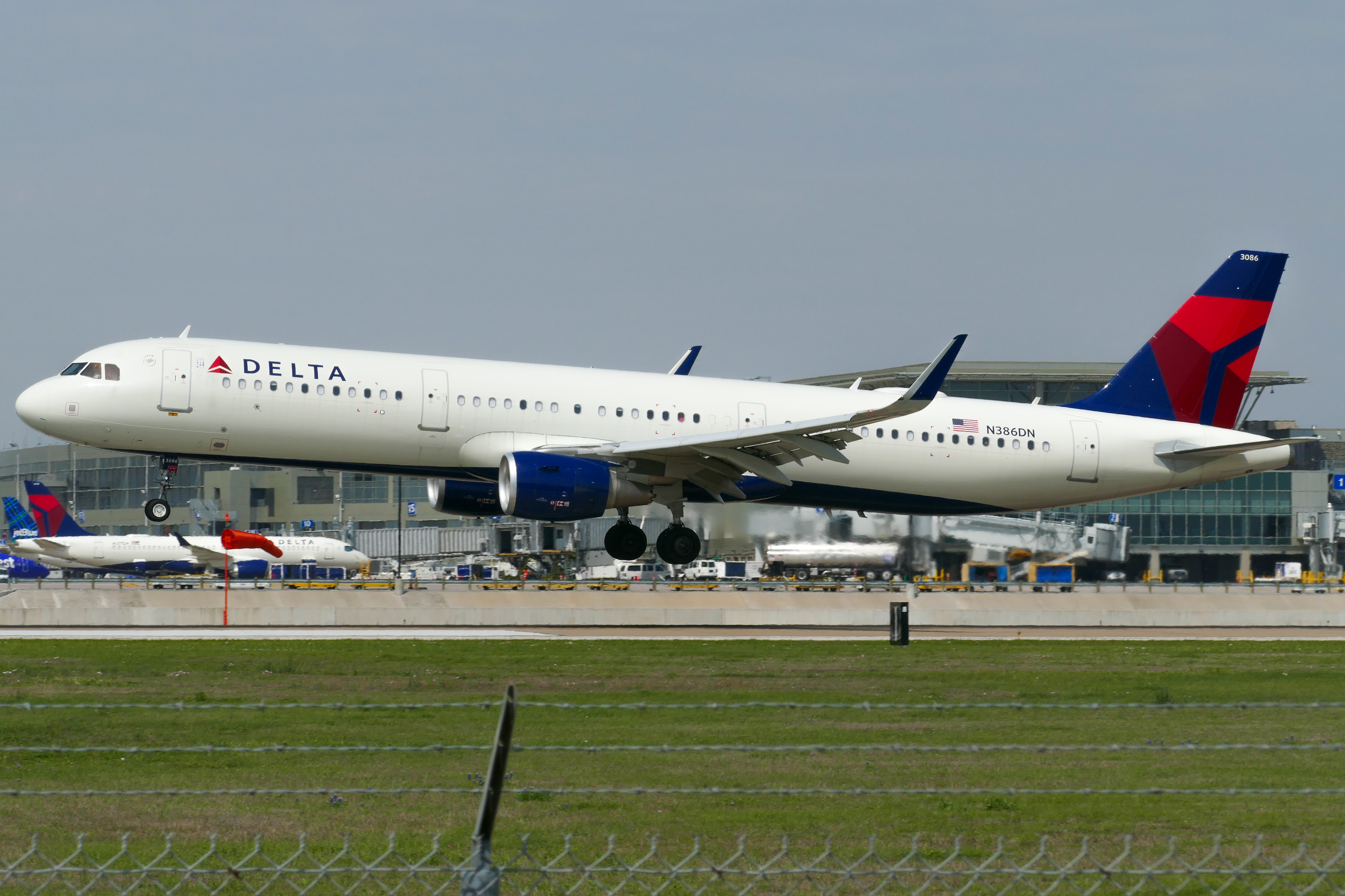 Full size: Delta Airlines Airbus A321-200 N368DL at Austin-Bergstrom International Airport