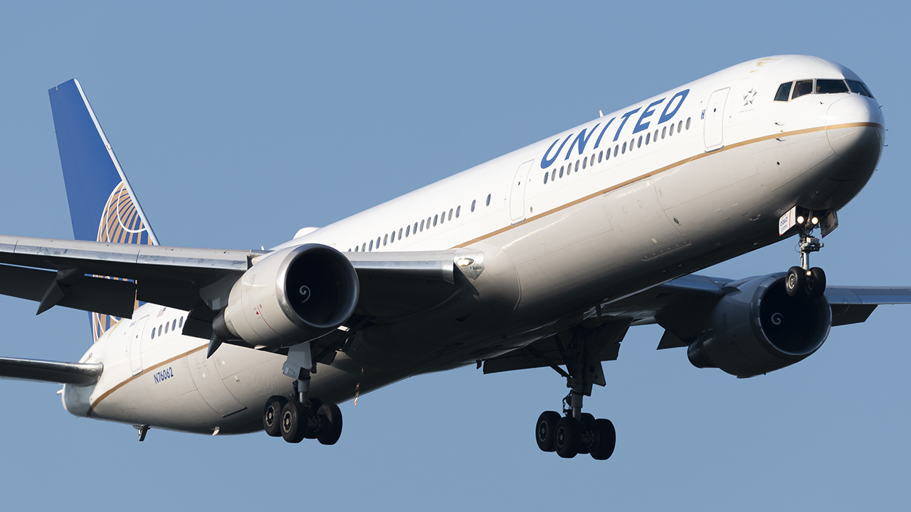Full size: United Airlines Boeing 767-400ER N76062 at Washington Dulles International Airport