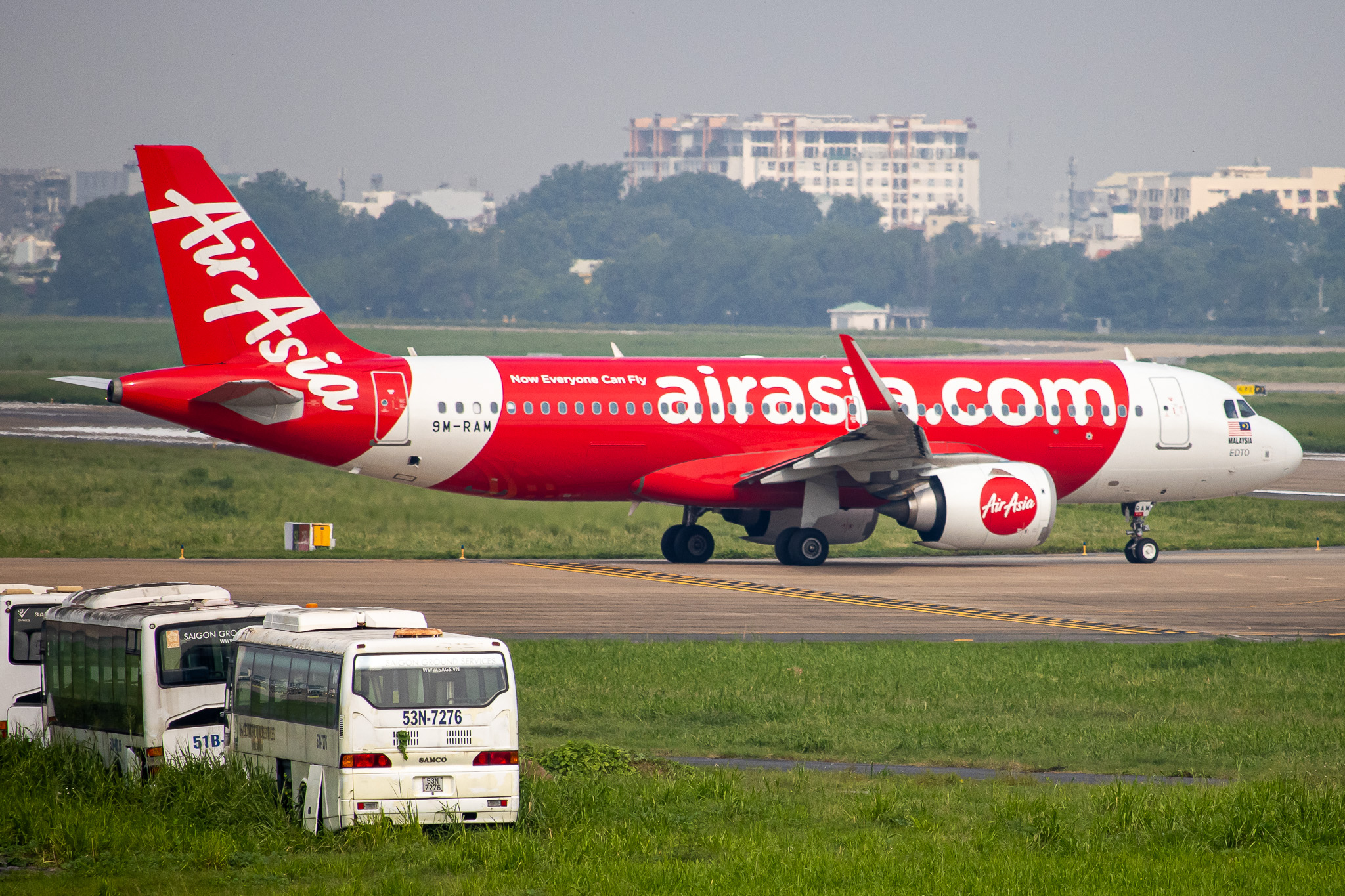 Full size: AirAsia Airbus A320NEO 9M-RAM at Tan Son Nhat International Airport
