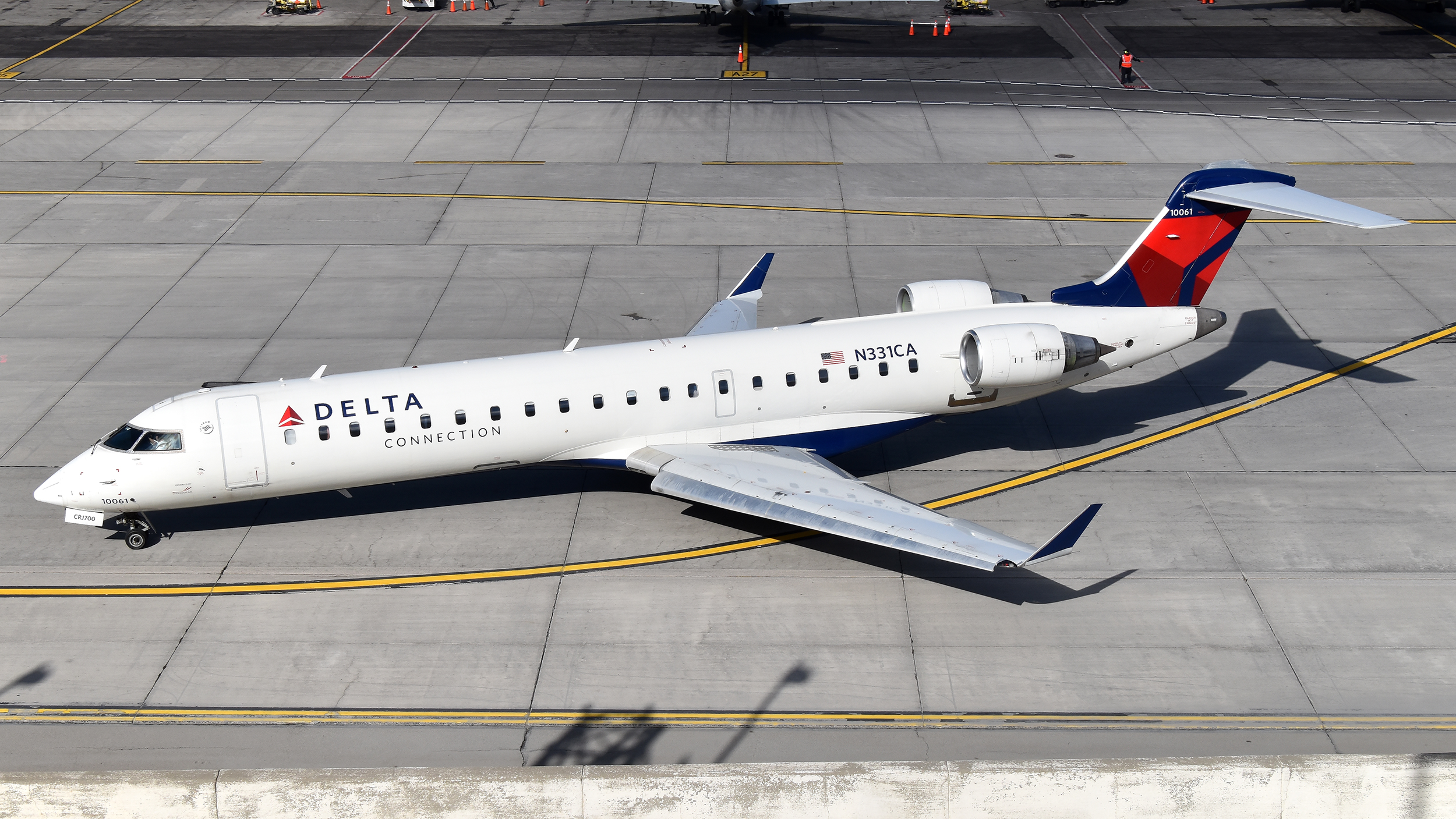 Full size: Delta Connection Mitsubishi CRJ-700 N331CA at Detroit Metro Wayne County Airport
